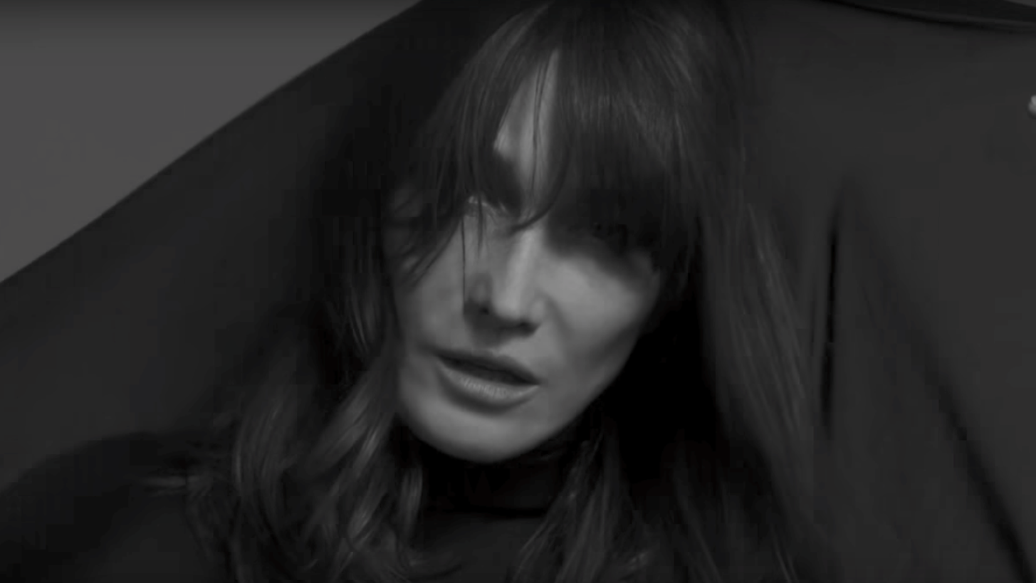 H Carla Bruni &#x3B5;&#x3C1;&#x3BC;&#x3B7;&#x3BD;&#x3B5;&#x3CD;&#x3B5;&#x3B9; Rolling Stones &#x3CC;&#x3C3;&#x3BF; &#x3C0;&#x3B9;&#x3BF; &#xE0; la fran&#xE7;aise &#x3B3;&#x3AF;&#x3BD;&#x3B5;&#x3C4;&#x3B1;&#x3B9;
