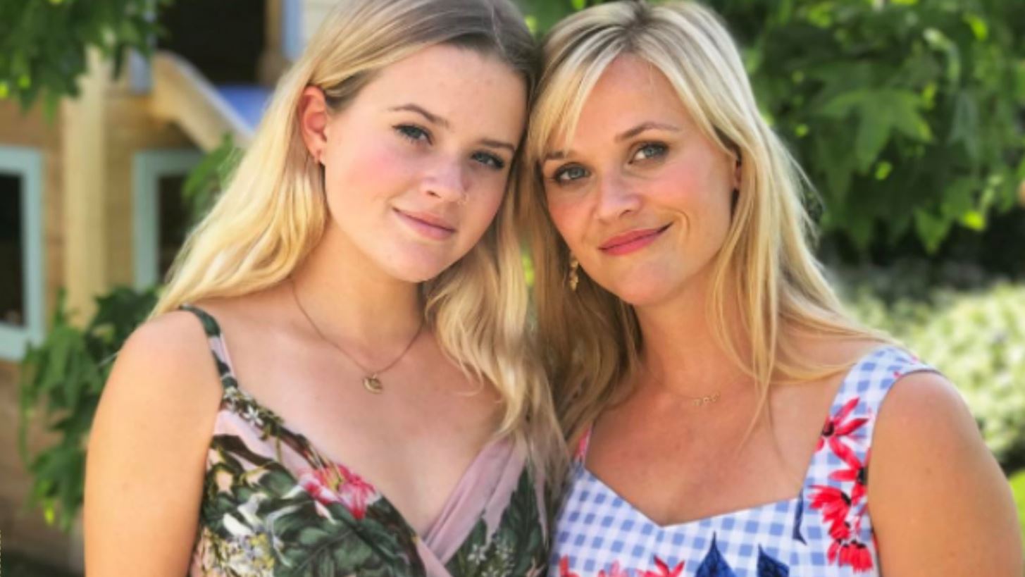 &#x397; Reese Witherspoon &#x3BA;&#x3B1;&#x3B9; &#x3B7; &#x3BA;&#x3CC;&#x3C1;&#x3B7; &#x3C4;&#x3B7;&#x3C2; &#x3AD;&#x3C7;&#x3BF;&#x3C5;&#x3BD; &#x3C4;&#x3BF; &#x3BA;&#x3B1;&#x3BB;&#x3BF;&#x3BA;&#x3B1;&#x3B9;&#x3C1;&#x3B9;&#x3BD;&#x3CC; &#x3C3;&#x3C4;&#x3C5;&#x3BB; &#x3C0;&#x3BF;&#x3C5; &#x3B8;&#x3B5;&#x3C2; &#x3BD;&#x3B1; &#x3B1;&#x3BD;&#x3C4;&#x3B9;&#x3B3;&#x3C1;&#x3AC;&#x3C8;&#x3B5;&#x3B9;&#x3C2;