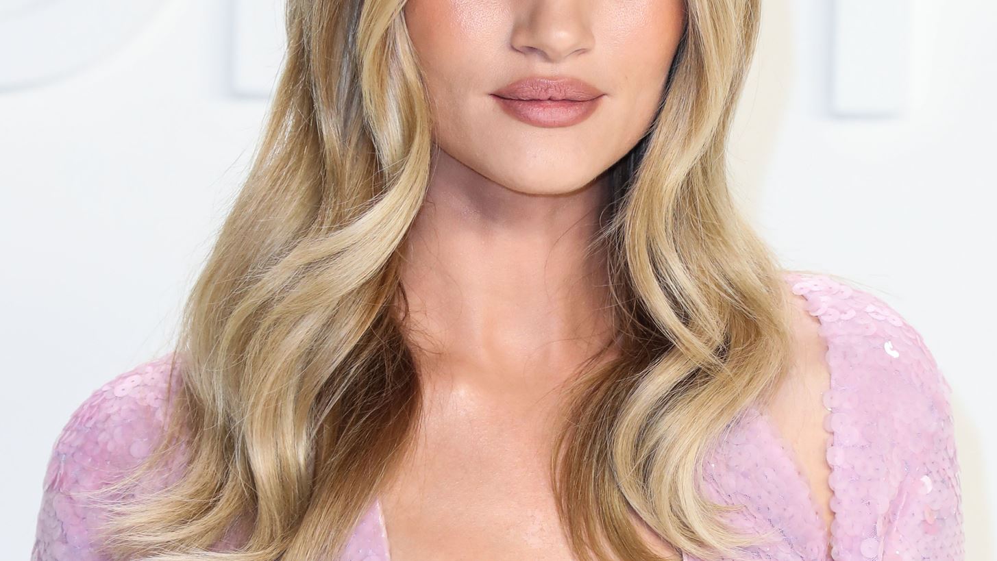 Rosie Huntington-Whiteley | Κυκλοφόρησε τη δική της σειρά με παπούτσια