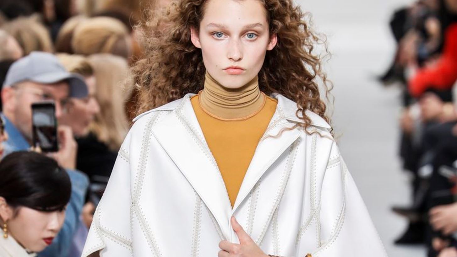 Phoebe Philo: &#x3A6;&#x3B5;&#x3CD;&#x3B3;&#x3B5;&#x3B9; &#x3B1;&#x3C0;&#x3CC; &#x3C4;&#x3BF;&#x3BD; &#x3BF;&#x3AF;&#x3BA;&#x3BF; C&#xE9;line;