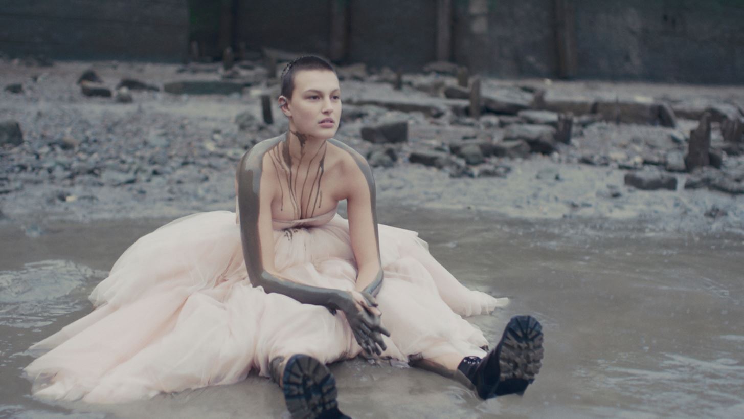 Alexander McQueen | &#x394;&#x3B5;&#x3C2; &#x3C4;&#x3BF; &#x3B2;&#x3AF;&#x3BD;&#x3C4;&#x3B5;&#x3BF; &#x3B3;&#x3B9;&#x3B1; &#x3C4;&#x3B7;&#x3BD; &#x3C0;&#x3B1;&#x3C1;&#x3BF;&#x3C5;&#x3C3;&#x3AF;&#x3B1;&#x3C3;&#x3B7; &#x3C4;&#x3B7;&#x3C2; &#x3C3;&#x3C5;&#x3BB;&#x3BB;&#x3BF;&#x3B3;&#x3AE;&#x3C2; S/S 2021