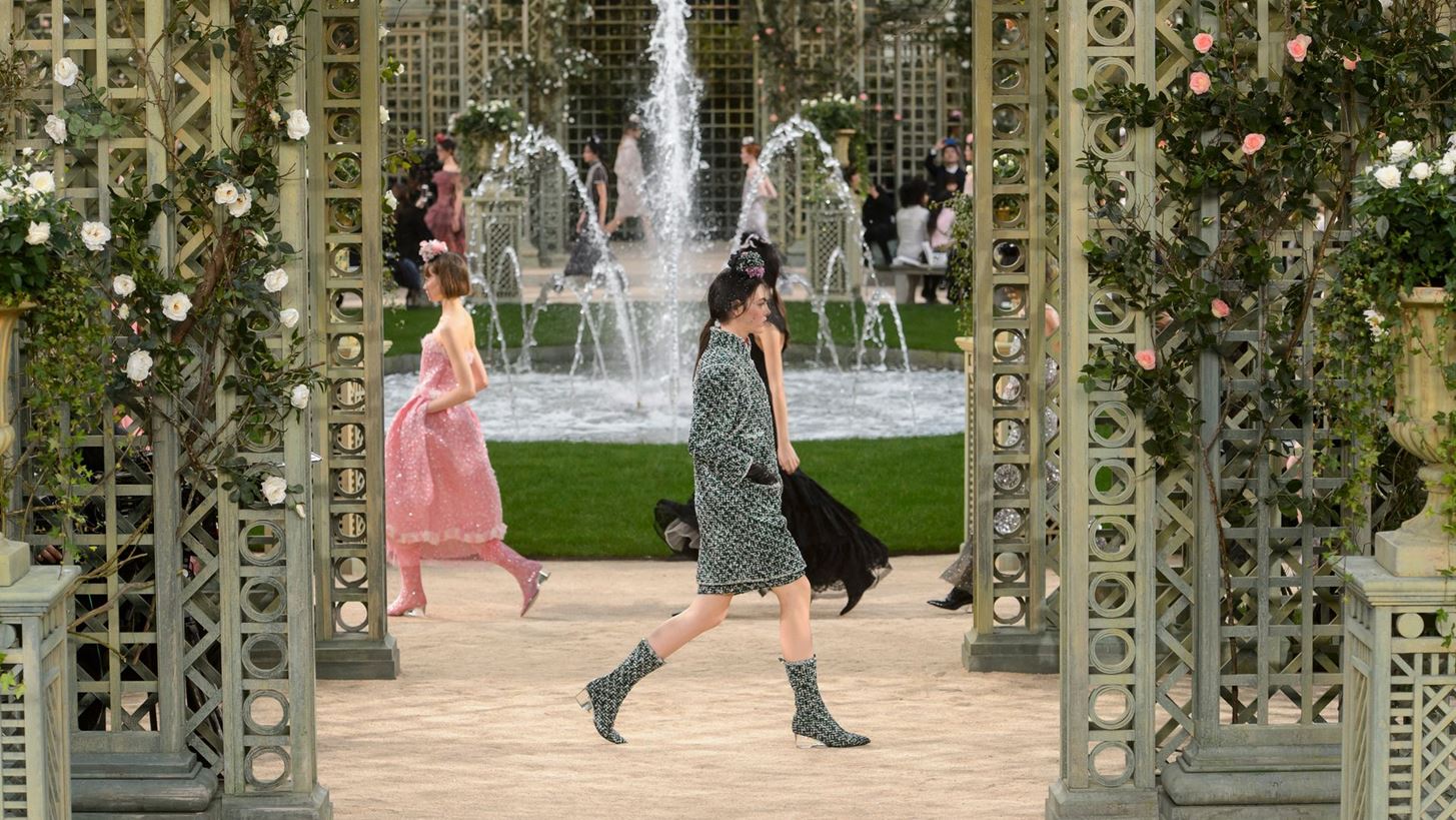 Chanel Haute Couture Spring 2018 | &#x39F; Karl Lagerfeld &#x3C6;&#x3AD;&#x3C1;&#x3BD;&#x3B5;&#x3B9; &#x3C4;&#x3B7;&#x3BD; &#x386;&#x3BD;&#x3BF;&#x3B9;&#x3BE;&#x3B7; &#x3C3;&#x3C4;&#x3B7;&#x3BD; &#x3C5;&#x3C8;&#x3B7;&#x3BB;&#x3AE; &#x3C1;&#x3B1;&#x3C0;&#x3C4;&#x3B9;&#x3BA;&#x3AE;