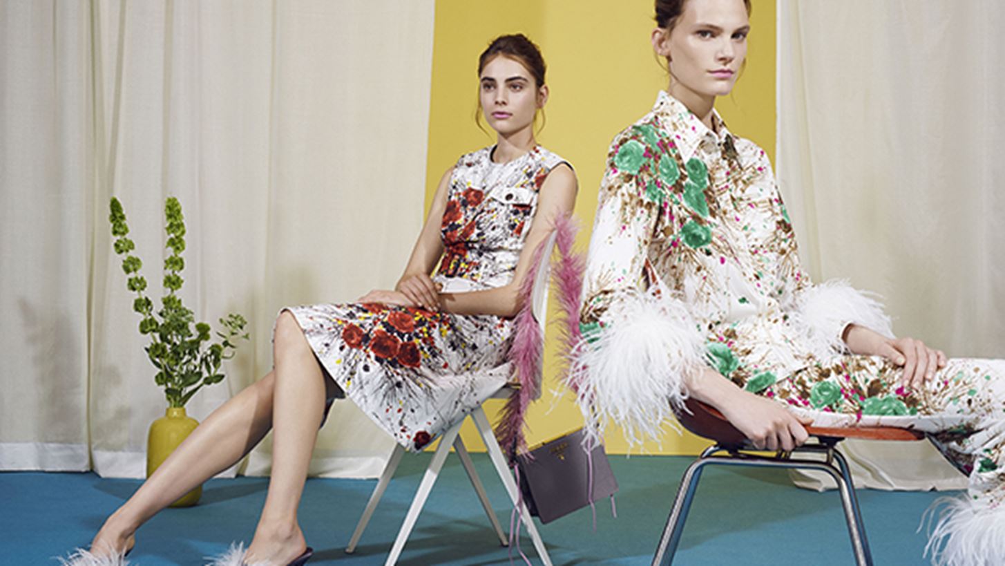 Prada x MyTheresa: &#x39C;&#x3AF;&#x3B1; &#x3BD;&#x3AD;&#x3B1; &#x3C3;&#x3C5;&#x3BD;&#x3B5;&#x3C1;&#x3B3;&#x3B1;&#x3C3;&#x3AF;&#x3B1; &#x3BC;&#x3B5; &#x27;90s &#x3C7;&#x3B1;&#x3C1;&#x3B1;&#x3BA;&#x3C4;&#x3AE;&#x3C1;&#x3B1;