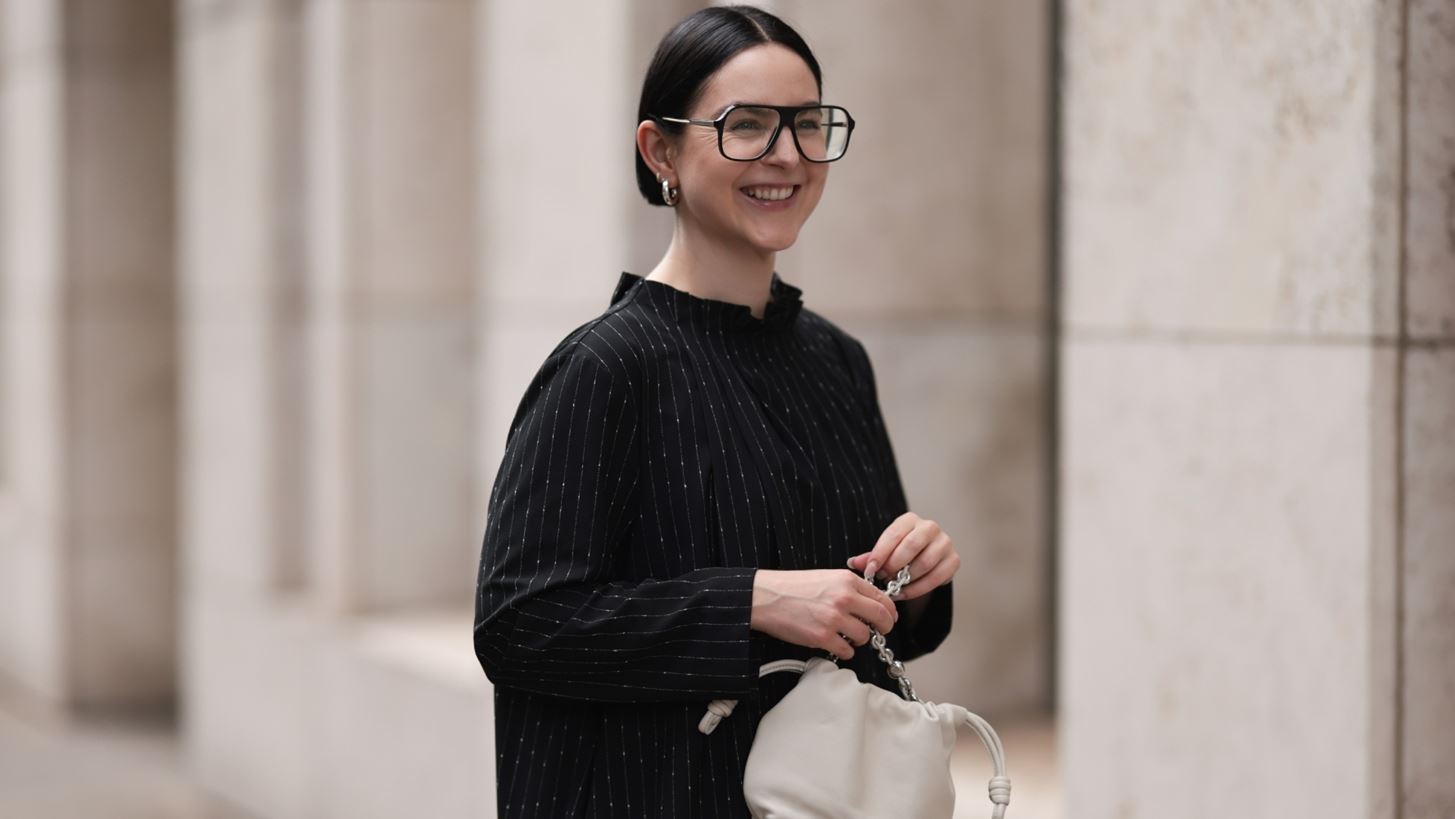 Το pinstripe φόρεμα από τη Mango που θα ορίσει τα looks του φθινοπώρου