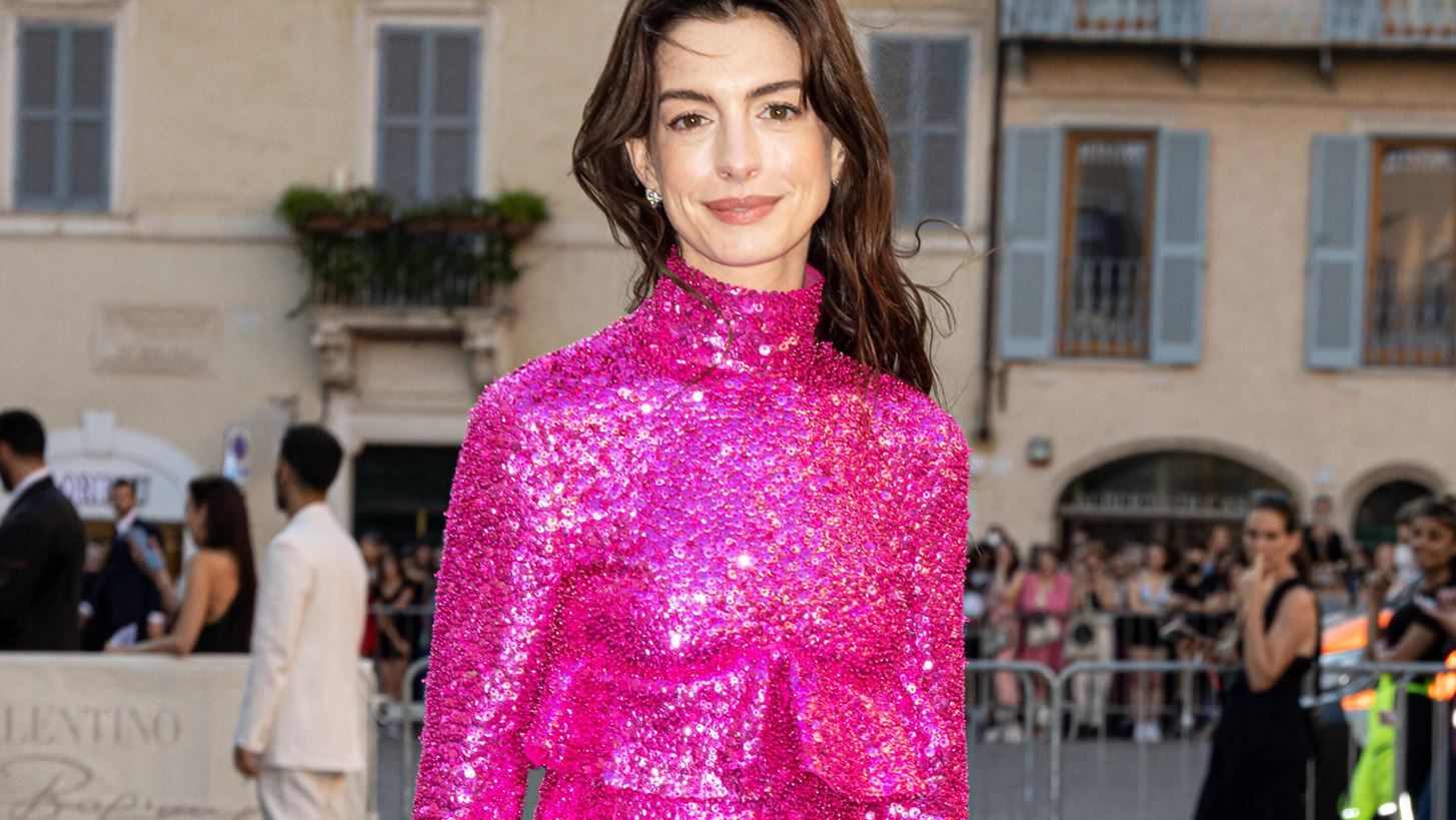 Anne Hathaway | &#x39C;&#x3B5; sports mini &#x3C6;&#x3CC;&#x3C1;&#x3B5;&#x3BC;&#x3B1; &#x3C3;&#x3C4;&#x3BF; front row &#x3C4;&#x3BF;&#x3C5; Valentino Couture show &#x3C3;&#x3C4;&#x3B7; &#x3A1;&#x3CE;&#x3BC;&#x3B7;