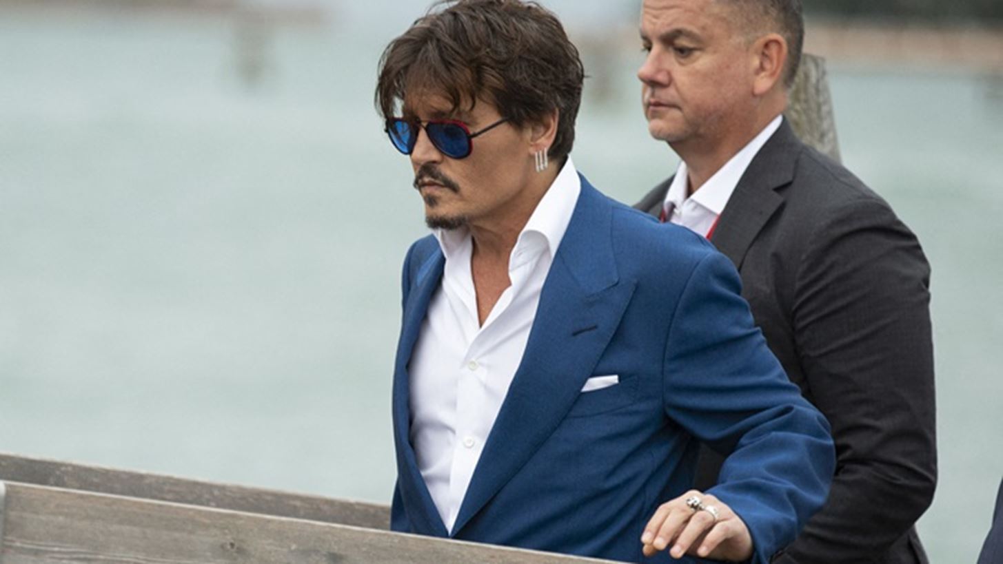 &#x39F; Johnny Depp &#x3AD;&#x3C6;&#x3C4;&#x3B1;&#x3C3;&#x3B5; &#x3C3;&#x3C4;&#x3BF; &#x3A6;&#x3B5;&#x3C3;&#x3C4;&#x3B9;&#x3B2;&#x3AC;&#x3BB; &#x392;&#x3B5;&#x3BD;&#x3B5;&#x3C4;&#x3AF;&#x3B1;&#x3C2;