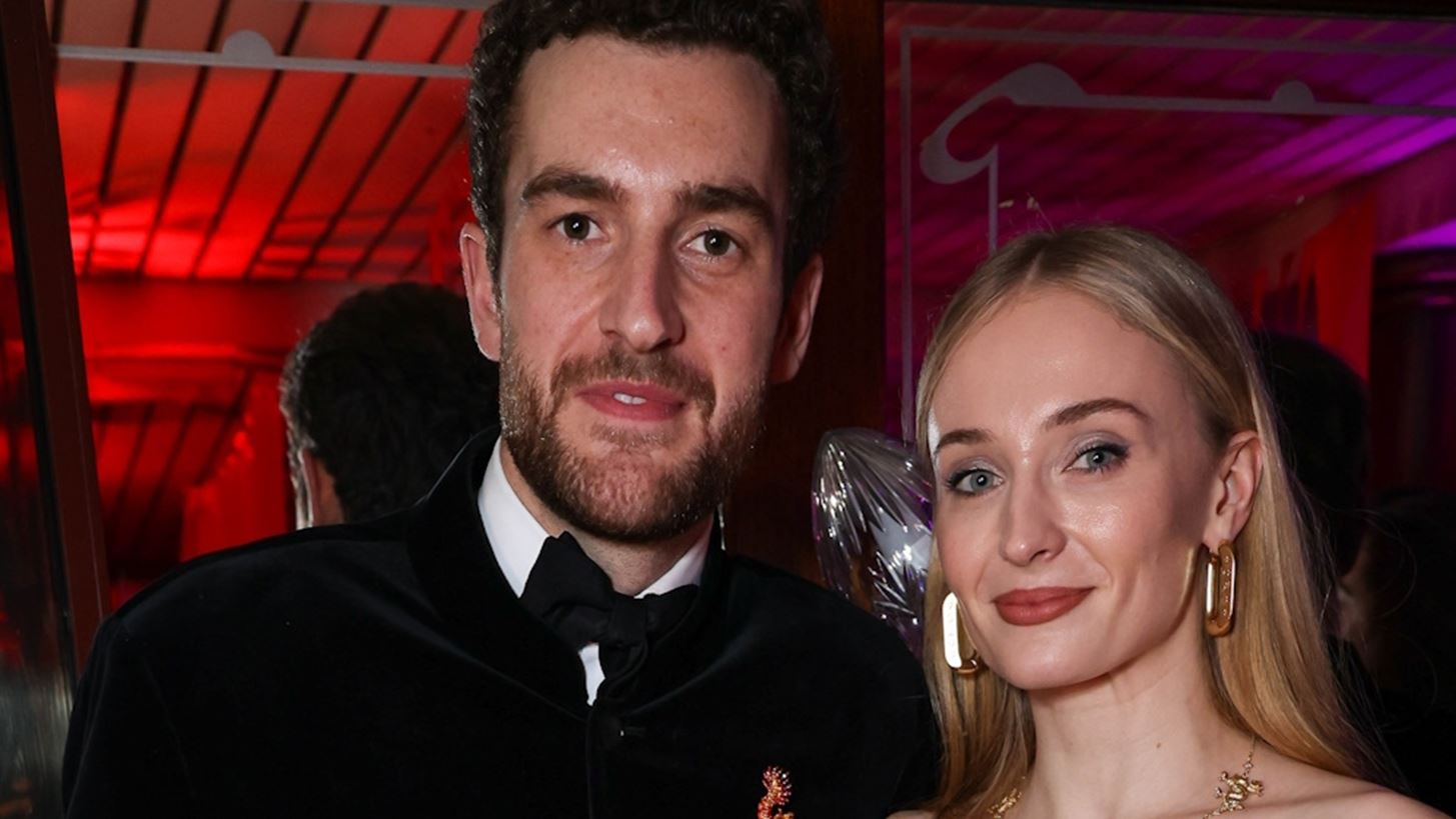 &#x3A4;&#x3BF; &#x3C4;&#x3B5;&#x3C1;&#x3AC;&#x3C3;&#x3C4;&#x3B9;&#x3BF; &#x3B4;&#x3B9;&#x3B1;&#x3BC;&#x3B1;&#x3BD;&#x3C4;&#x3AD;&#x3BD;&#x3B9;&#x3BF; &#x3B4;&#x3B1;&#x3C7;&#x3C4;&#x3C5;&#x3BB;&#x3AF;&#x3B4;&#x3B9; &#x3C4;&#x3B7;&#x3C2; Sophie Turner &#x3C0;&#x3C5;&#x3C1;&#x3BF;&#x3B4;&#x3BF;&#x3C4;&#x3B5;&#x3AF; &#x3C6;&#x3AE;&#x3BC;&#x3B5;&#x3C2; &#x3B3;&#x3B9;&#x3B1; &#x3B1;&#x3C1;&#x3C1;&#x3B1;&#x3B2;&#x3CE;&#x3BD;&#x3B1; &#x3BC;&#x3B5; &#x3C4;&#x3BF;&#x3BD; Peregrine Pearson