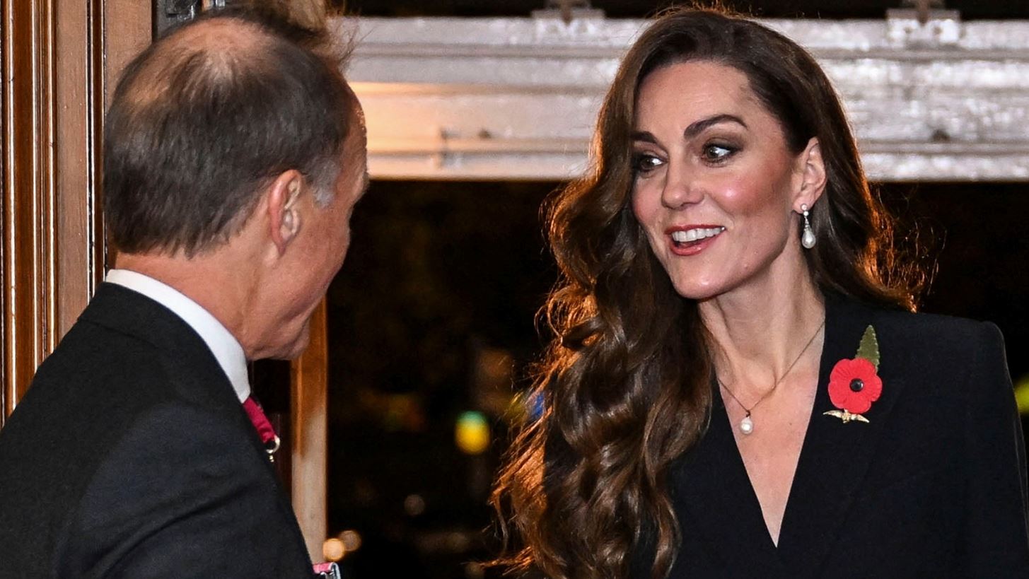 Kate Middleton | &#x397; &#x3B4;&#x3B7;&#x3BC;&#x3CC;&#x3C3;&#x3B9;&#x3B1; &#x3B5;&#x3BC;&#x3C6;&#x3AC;&#x3BD;&#x3B9;&#x3C3;&#x3B7; &#x3BC;&#x3B5; tailored &#x3C6;&#x3CC;&#x3C1;&#x3B5;&#x3BC;&#x3B1; &#x3BA;&#x3B1;&#x3B9; &#x3BC;&#x3B1;&#x3CD;&#x3C1;&#x3BF; &#x3B4;&#x3B9;&#x3AC;&#x3C6;&#x3B1;&#x3BD;&#x3BF; &#x3BA;&#x3B1;&#x3BB;&#x3C3;&#x3CC;&#x3BD; &#x3C3;&#x3C4;&#x3BF; Royal British Legion&#x2019;s Festival of Remembrance