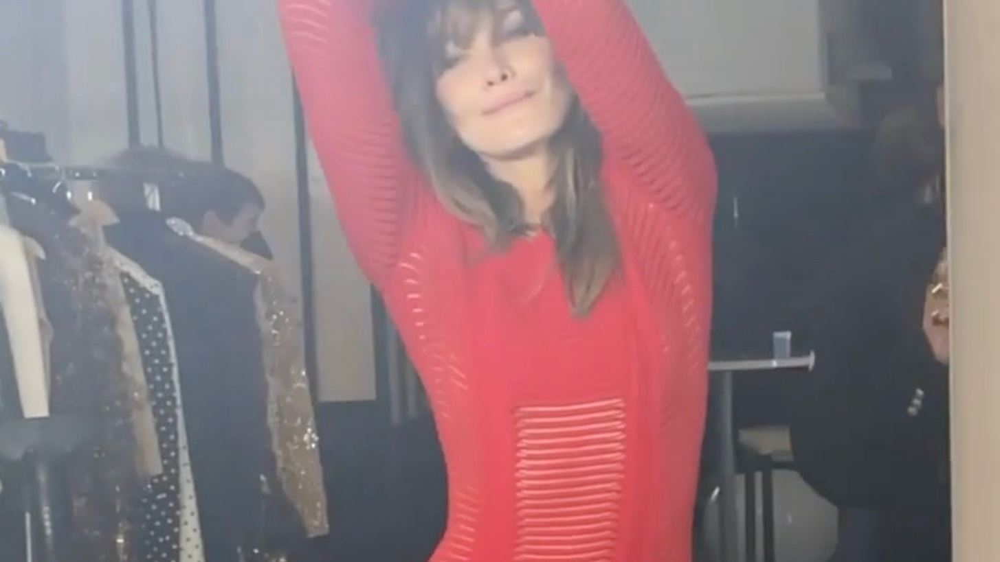 Carla Bruni-Sarkozy | &#x39C;&#x3B5; &#x3B4;&#x3B9;&#x3AC;&#x3C6;&#x3B1;&#x3BD;&#x3BF; &#x3BA;&#x3CC;&#x3BA;&#x3BA;&#x3B9;&#x3BD;&#x3BF; &#x3C6;&#x3CC;&#x3C1;&#x3B5;&#x3BC;&#x3B1; &#x3C3;&#x3B5; &quot;&#x3BC;&#x3C5;&#x3C3;&#x3C4;&#x3B9;&#x3BA;&#x3CC;&quot; project &#x3C4;&#x3BF;&#x3C5; Olivier Rousteing