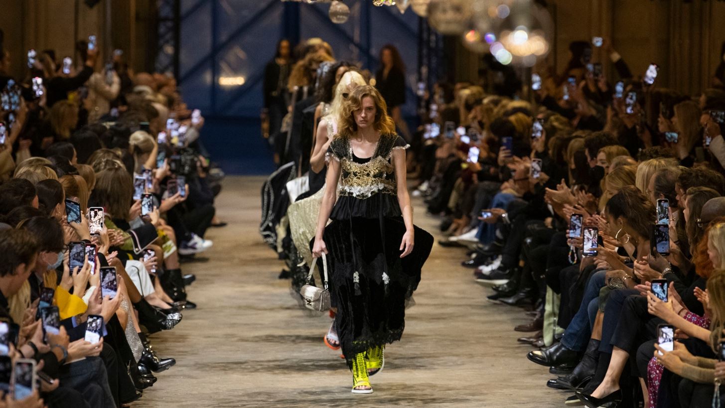 Louis Vuitton SS22 | &#x397; &#x3C3;&#x3C5;&#x3BB;&#x3BB;&#x3BF;&#x3B3;&#x3AE; &#x3C0;&#x3BF;&#x3C5; &#x3C4;&#x3B1;&#x3BE;&#x3B9;&#x3B4;&#x3B5;&#x3CD;&#x3B5;&#x3B9; &#x3C3;&#x3B5; &#x3B4;&#x3B9;&#x3B1;&#x3C6;&#x3BF;&#x3C1;&#x3B5;&#x3C4;&#x3B9;&#x3BA;&#x3AD;&#x3C2; &#x3B5;&#x3C0;&#x3BF;&#x3C7;&#x3AD;&#x3C2;