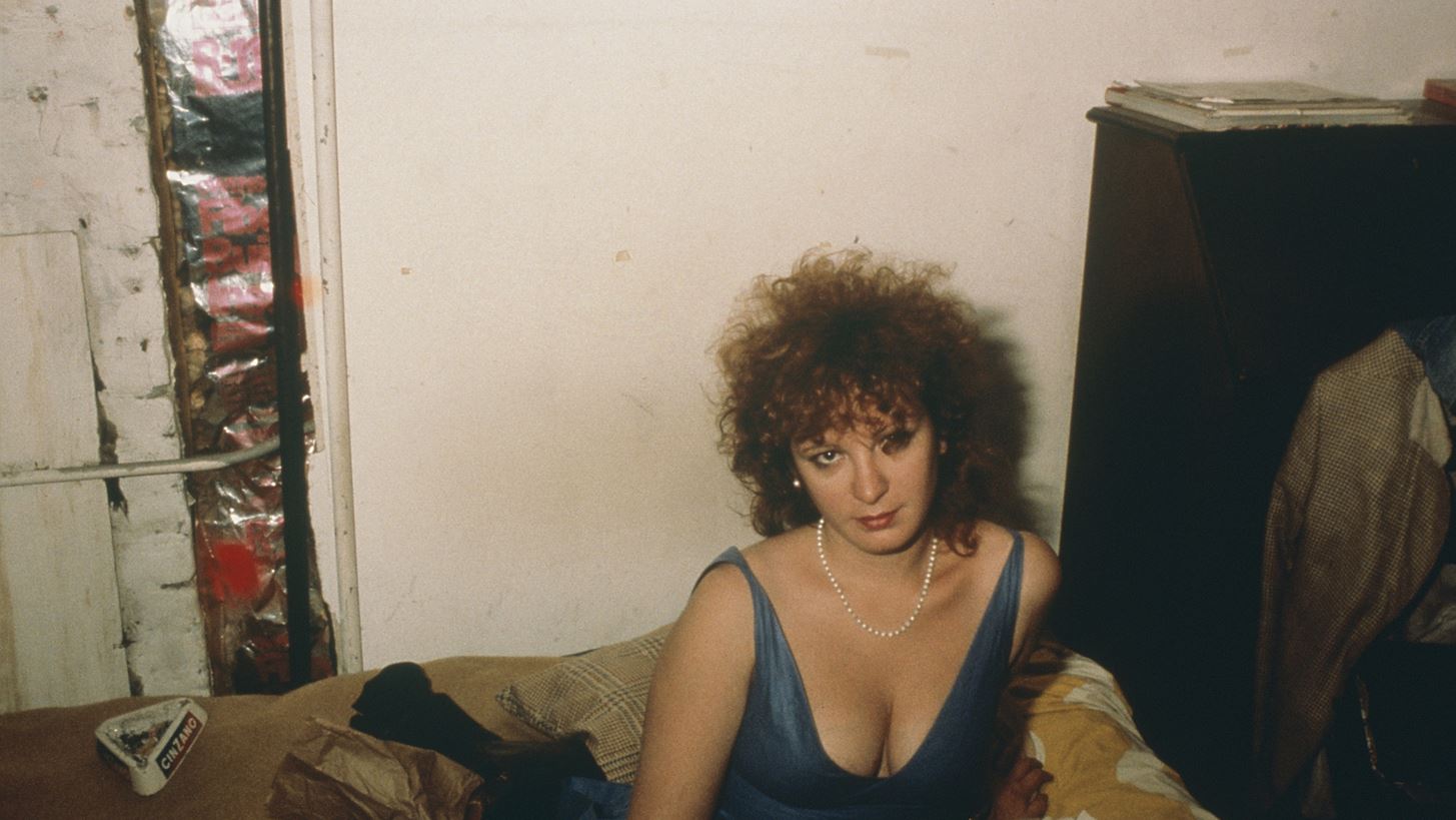 Nan Goldin | &#x3A4;&#x3BF; &#x3B1;&#x3C5;&#x3C4;&#x3BF;&#x3C0;&#x3BF;&#x3C1;&#x3C4;&#x3C1;&#x3AD;&#x3C4;&#x3BF; &#x3BC;&#x3B5;&#x3C4;&#x3AC; &#x3C4;&#x3BF;&#x3BD; &#x3BE;&#x3C5;&#x3BB;&#x3BF;&#x3B4;&#x3B1;&#x3C1;&#x3BC;&#x3CC; &#x3C4;&#x3B7;&#x3C2; &#x3BA;&#x3B1;&#x3B9; 2 &#x3B1;&#x3BA;&#x3CC;&#x3BC;&#x3B7; &#x3C0;&#x3C1;&#x3AC;&#x3B3;&#x3BC;&#x3B1;&#x3C4;&#x3B1; &#x3C0;&#x3BF;&#x3C5; &#x3BC;&#x3B1;&#x3C2; &#x3C3;&#x3C5;&#x3B3;&#x3BA;&#x3BB;&#x3CC;&#x3BD;&#x3B9;&#x3C3;&#x3B1;&#x3BD; &#x3C3;&#x3C4;&#x3BF; &#x3BD;&#x3C4;&#x3BF;&#x3BA;&#x3B9;&#x3BC;&#x3B1;&#x3BD;&#x3C4;&#x3AD;&#x3C1; &#x3B3;&#x3B9;&#x3B1; &#x3C4;&#x3B7; &#x3B6;&#x3C9;&#x3AE; &#x3C4;&#x3B7;&#x3C2;
