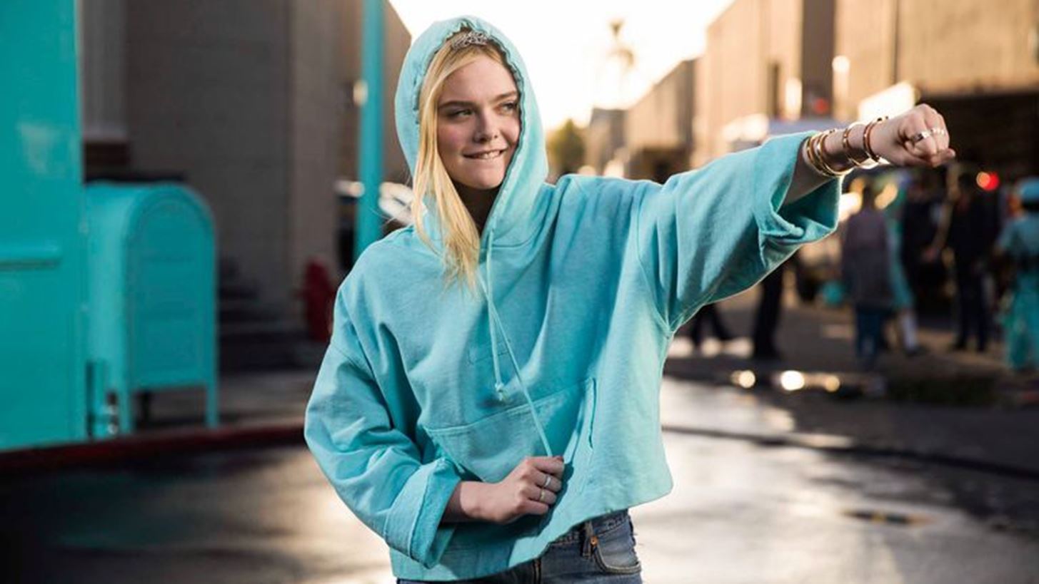 H Elle Fanning &#x3C0;&#x3C1;&#x3C9;&#x3C4;&#x3B1;&#x3B3;&#x3C9;&#x3BD;&#x3B9;&#x3C3;&#x3C4;&#x3B5;&#x3AF; &#x3C3;&#x3C4;&#x3B7; &#x3BD;&#x3AD;&#x3B1; &#x3B1;&#x3C0;&#x3BF;&#x3BB;&#x3B1;&#x3C5;&#x3C3;&#x3C4;&#x3B9;&#x3BA;&#x3AE; &#x3BA;&#x3B1;&#x3BC;&#x3C0;&#x3AC;&#x3BD;&#x3B9;&#x3B1; &#x3C4;&#x3BF;&#x3C5; Tiffany &amp; Co