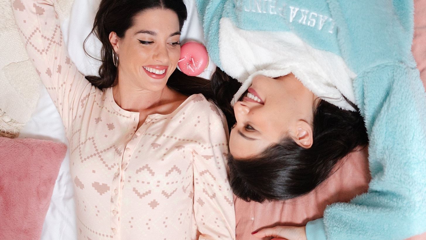 Everything is better in your pyjamas | &#x3A4;&#x3BF; cozy pyjama party &#x3C0;&#x3BF;&#x3C5; &#x3B4;&#x3B9;&#x3BF;&#x3C1;&#x3B3;&#x3AC;&#x3BD;&#x3C9;&#x3C3;&#x3B5; &#x3B7; Tezenis &#x3AE;&#x3C4;&#x3B1;&#x3BD; &#x3C4;&#x3BF; &#x3C0;&#x3B9;&#x3BF; girly event &#x3C4;&#x3B7;&#x3C2; &#x3C3;&#x3B5;&#x3B6;&#x3CC;&#x3BD;