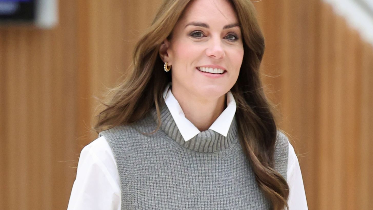 &#x3A4;&#x3BF; &#x3BA;&#x3BF;&#x3BC;&#x3C8;&#x3CC; styling combo &#x3C4;&#x3B7;&#x3C2; Kate Middleton &#x3BC;&#x3B5; &#x3AD;&#x3BD;&#x3B1; &#x3B1;&#x3BC;&#x3AC;&#x3BD;&#x3B9;&#x3BA;&#x3BF; &#x3C0;&#x3BF;&#x3C5;&#x3BB;&#x3CC;&#x3B2;&#x3B5;&#x3C1;