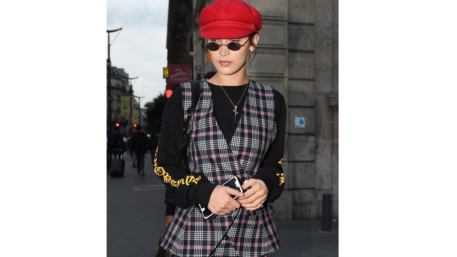 Bella Hadid: &#x3A6;&#x3BF;&#x3C1;&#x3AC; &#x3C4;&#x3BF; puffer jacket &#x3C3;&#x3C4;&#x3B7;&#x3BD; &#x3C0;&#x3B9;&#x3BF; ladylike &#x3B5;&#x3BA;&#x3B4;&#x3BF;&#x3C7;&#x3AE; &#x3C4;&#x3BF;&#x3C5;