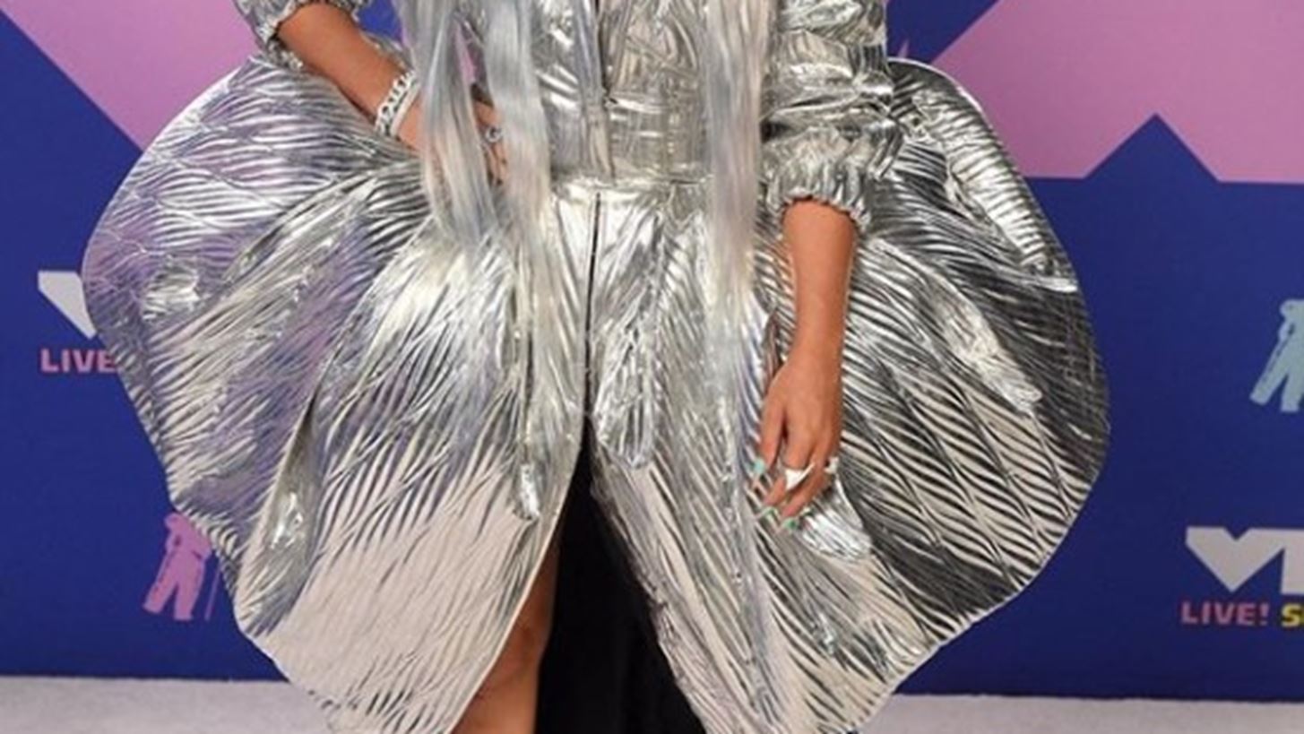 &#x397; Lady Gaga &#x3B1;&#x3BD;&#x3B1;&#x3B2;&#x3B9;&#x3CE;&#x3BD;&#x3B5;&#x3B9; &#x3BC;&#x3B5;&#x3C1;&#x3B9;&#x3BA;&#x3AD;&#x3C2; &#x3B1;&#x3C0;&#x3CC; &#x3C4;&#x3B9;&#x3C2; &#x3C0;&#x3B9;&#x3BF; &#x3B8;&#x3C1;&#x3C5;&#x3BB;&#x3B9;&#x3BA;&#x3AD;&#x3C2; &#x3B5;&#x3BC;&#x3C6;&#x3B1;&#x3BD;&#x3AF;&#x3C3;&#x3B5;&#x3B9;&#x3C2; &#x3C4;&#x3B7;&#x3C2;