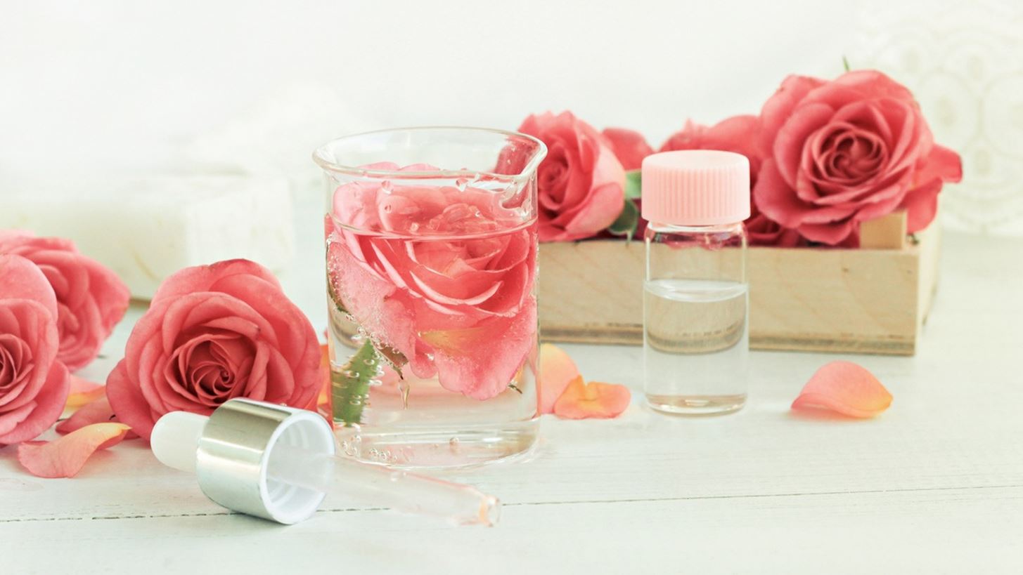 8+1 τρόποι να χρησιμοποιήσεις το ροδόνερο