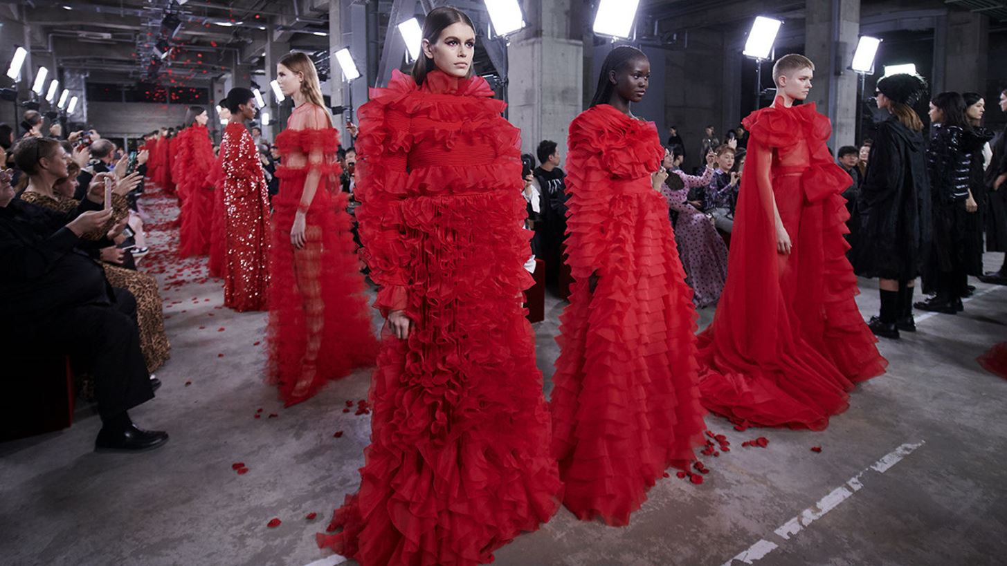 Valentino Pre-Fall 2019 | T&#x3BF; &#x3B5;&#x3BD;&#x3C4;&#x3C5;&#x3C0;&#x3C9;&#x3C3;&#x3B9;&#x3B1;&#x3BA;&#x3CC; show &#x3C3;&#x3C4;&#x3B7;&#x3BD; &#x399;&#x3B1;&#x3C0;&#x3C9;&#x3BD;&#x3AF;&#x3B1;