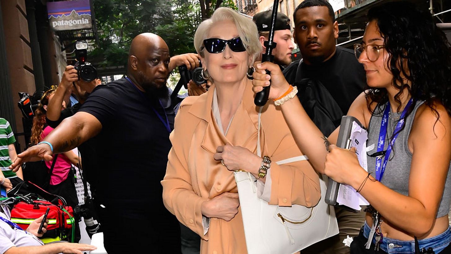 H &#x39C;eryl Streep &#x3C9;&#x3C2; Miranda Priestly &#x3C3;&#x3C4;&#x3B1; &#x3B3;&#x3C5;&#x3C1;&#x3AF;&#x3C3;&#x3BC;&#x3B1;&#x3C4;&#x3B1; &#x3C4;&#x3BF;&#x3C5; The devil wears Prada 2 &#x3C3;&#x3B5; fashion show &#x3C3;&#x3C4;&#x3BF; &#x39C;&#x3B9;&#x3BB;&#x3AC;&#x3BD;&#x3BF;