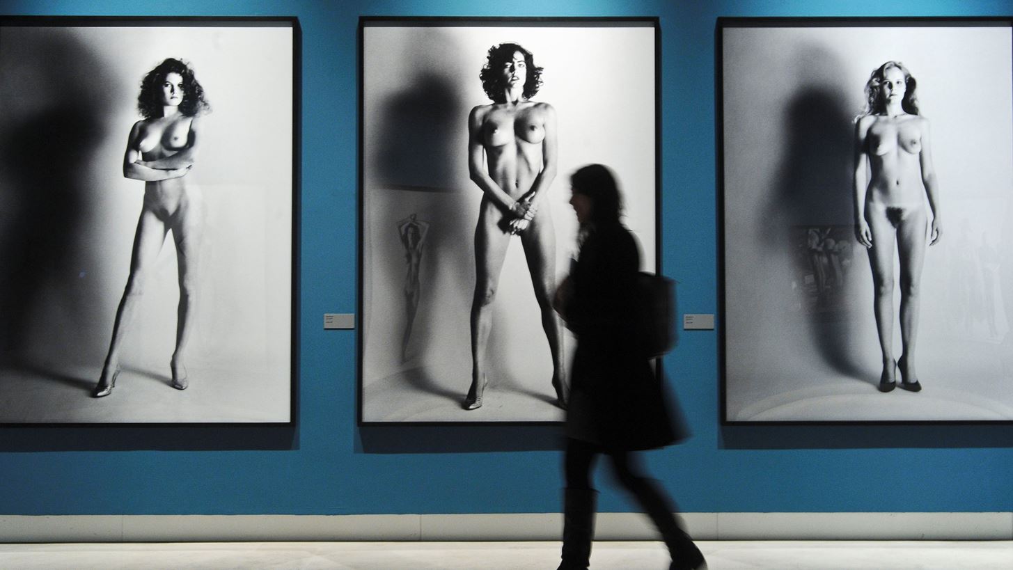 O &#x3B5;&#x3BA;&#x3B4;&#x3BF;&#x3C4;&#x3B9;&#x3BA;&#x3CC;&#x3C2; &#x3BF;&#x3AF;&#x3BA;&#x3BF;&#x3C2; TASCHEN &#x3B8;&#x3B1; &#x3B5;&#x3C0;&#x3B1;&#x3BD;&#x3B5;&#x3BA;&#x3B4;&#x3CE;&#x3C3;&#x3B5;&#x3B9; &#x3C4;&#x3B7; &#x3B8;&#x3C1;&#x3C5;&#x3BB;&#x3B9;&#x3BA;&#x3AE; &#x3BC;&#x3BF;&#x3BD;&#x3BF;&#x3B3;&#x3C1;&#x3B1;&#x3C6;&#x3AF;&#x3B1; &#x3B3;&#x3B9;&#x3B1; &#x3C4;&#x3BF;&#x3BD; Helmut Newton &quot;SUMO&quot;