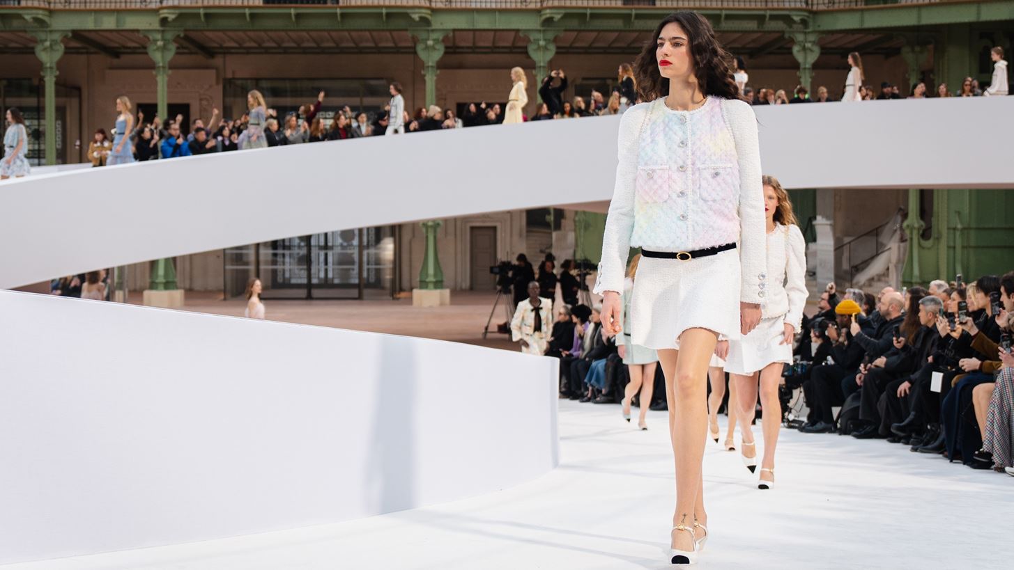 H Chanel Haute Couture &#x386;&#x3BD;&#x3BF;&#x3B9;&#x3BE;&#x3B7; - &#x39A;&#x3B1;&#x3BB;&#x3BF;&#x3BA;&#x3B1;&#x3AF;&#x3C1;&#x3B9; 2025 &#x3B1;&#x3C0;&#x3BF;&#x3C4;&#x3AF;&#x3BD;&#x3B5;&#x3B9; &#x3C6;&#x3CC;&#x3C1;&#x3BF; &#x3C4;&#x3B9;&#x3BC;&#x3AE;&#x3C2; &#x3C3;&#x3C4;&#x3B1; &#x3C7;&#x3C1;&#x3CE;&#x3BC;&#x3B1;&#x3C4;&#x3B1;