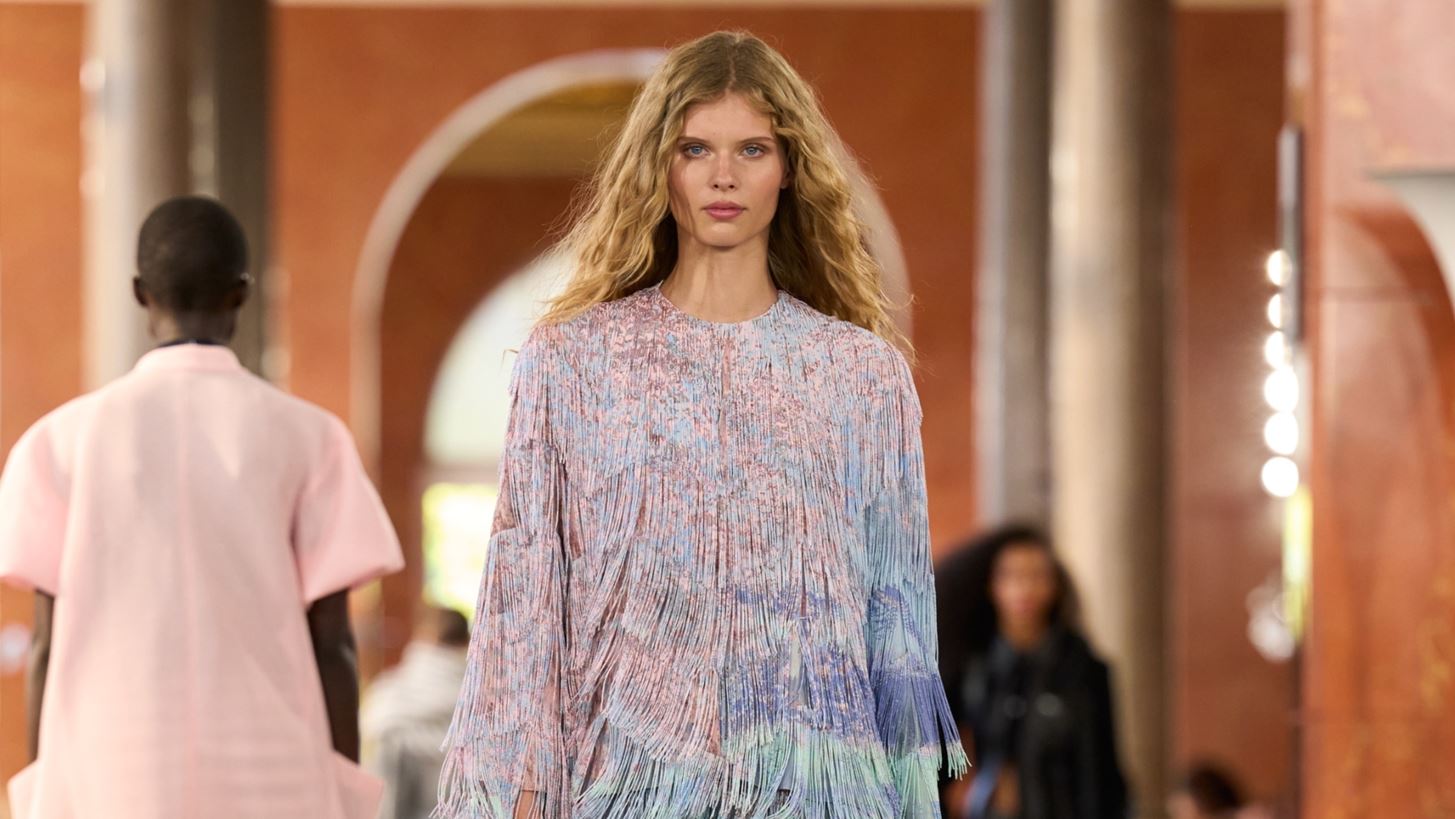 Louis Vuitton SS26 | &#x397; &quot;Art de Vivre&quot; &#x3C3;&#x3C5;&#x3BB;&#x3BB;&#x3BF;&#x3B3;&#x3AE; &#x3BC;&#x3AC;&#x3C2; &#x3C0;&#x3C1;&#x3BF;&#x3C3;&#x3BA;&#x3B1;&#x3BB;&#x3B5;&#x3AF; &#x3BD;&#x3B1; &#x3BD;&#x3C4;&#x3C5;&#x3BD;&#x3CC;&#x3BC;&#x3B1;&#x3C3;&#x3C4;&#x3B5; &#x3C0;&#x3C1;&#x3CE;&#x3C4;&#x3B1; &#x3B3;&#x3B9;&#x3B1; &#x3C4;&#x3BF;&#x3BD; &#x3B5;&#x3B1;&#x3C5;&#x3C4;&#x3CC; &#x3BC;&#x3B1;&#x3C2;