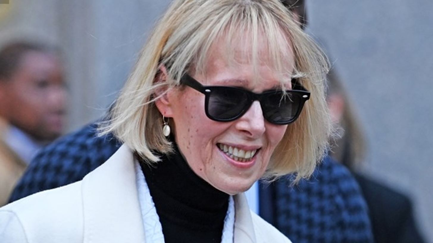 E Jean Carroll | &#x3A0;&#x3BF;&#x3B9;&#x3B1; &#x3B5;&#x3AF;&#x3BD;&#x3B1;&#x3B9; &#x3B7; 80&#x3C7;&#x3C1;&#x3BF;&#x3BD;&#x3B7; &#x3B4;&#x3B7;&#x3BC;&#x3BF;&#x3C3;&#x3B9;&#x3BF;&#x3B3;&#x3C1;&#x3AC;&#x3C6;&#x3BF;&#x3C2; &#x3C0;&#x3BF;&#x3C5; &#x3B1;&#x3C0;&#x3BF;&#x3B6;&#x3B7;&#x3BC;&#x3B9;&#x3CE;&#x3BD;&#x3B5;&#x3C4;&#x3B1;&#x3B9; &#x3BC;&#x3B5; 83 &#x3B5;&#x3BA;&#x3B1;&#x3C4;&#x3BF;&#x3BC;&#x3BC;&#x3CD;&#x3C1;&#x3B9;&#x3B1; &#x3B4;&#x3BF;&#x3BB;&#x3AC;&#x3C1;&#x3B9;&#x3B1; &#x3B1;&#x3C0;&#x3CC; &#x3C4;&#x3BF;&#x3BD; &#x3A4;rump;