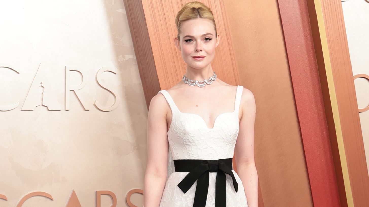 Elle Fanning | &#x397; &#x3B5;&#x3BC;&#x3C6;&#x3AC;&#x3BD;&#x3B9;&#x3C3;&#x3B7; &#x3C3;&#x3C4;&#x3BF; &#x3BA;&#x3CC;&#x3BA;&#x3BA;&#x3B9;&#x3BD;&#x3BF; &#x3C7;&#x3B1;&#x3BB;&#x3AF; &#x3C4;&#x3C9;&#x3BD; &#x39F;scars &#x3BC;&#x27;&#x3AD;&#x3BD;&#x3B1; &#x3C6;&#x3CC;&#x3C1;&#x3B5;&#x3BC;&#x3B1; &#x3B5;&#x3BC;&#x3C0;&#x3BD;&#x3B5;&#x3C5;&#x3C3;&#x3BC;&#x3AD;&#x3BD;&#x3BF; &#x3B1;&#x3C0;&#x3CC; &#x3C4;&#x3B7;&#x3BD; &#x3C0;&#x3C1;&#x3CE;&#x3C4;&#x3B7; &#x3C3;&#x3C5;&#x3BB;&#x3BB;&#x3BF;&#x3B3;&#x3AE; &#x3C4;&#x3BF;&#x3C5; Hubert de Givenchy