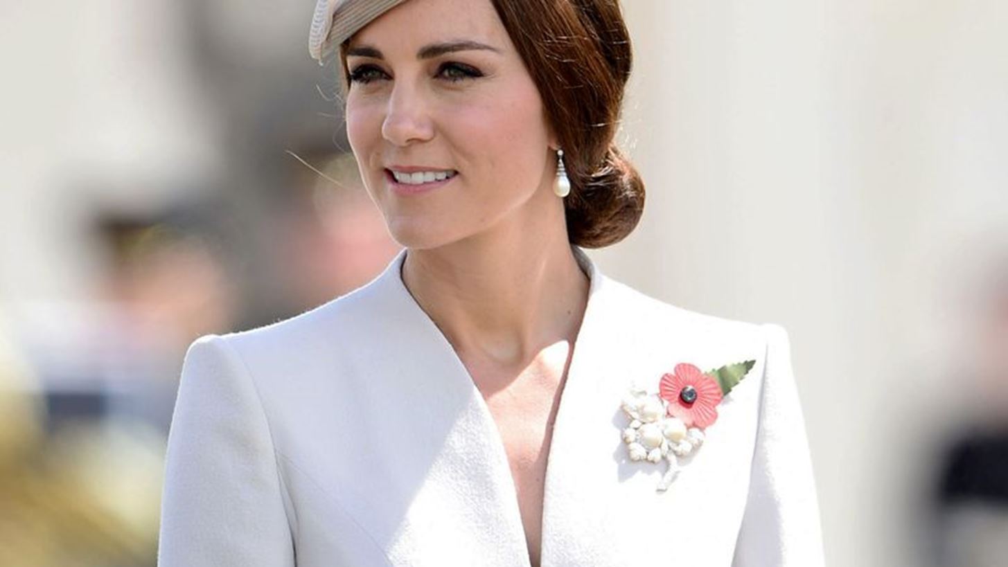 Kate Middleton: &#x397; &#x3C0;&#x3C1;&#x3CE;&#x3C4;&#x3B7; &#x3C4;&#x3B7;&#x3C2; &#x3B5;&#x3BC;&#x3C6;&#x3AC;&#x3BD;&#x3B9;&#x3C3;&#x3B7; &#x3BC;&#x3B5;&#x3C4;&#x3AC; &#x3C4;&#x3B7;&#x3BD; &#x3B1;&#x3BD;&#x3B1;&#x3BA;&#x3BF;&#x3AF;&#x3BD;&#x3C9;&#x3C3;&#x3B7; &#x3C4;&#x3B7;&#x3C2; &#x3B5;&#x3B3;&#x3BA;&#x3C5;&#x3BC;&#x3BF;&#x3C3;&#x3CD;&#x3BD;&#x3B7;&#x3C2; &#x3C4;&#x3B7;&#x3C2;