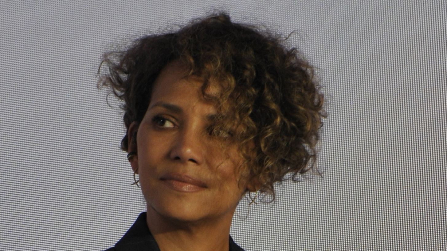 Halle Berry | &#x398;&#x3B1; &#x3C0;&#x3BB;&#x3B7;&#x3C1;&#x3CE;&#x3BD;&#x3B5;&#x3B9; 8.000 &#x3B4;&#x3BF;&#x3BB;&#x3AC;&#x3C1;&#x3B9;&#x3B1; &#x3B4;&#x3B9;&#x3B1;&#x3C4;&#x3C1;&#x3BF;&#x3C6;&#x3AE; &#x3C3;&#x3C4;&#x3BF;&#x3BD; &#x3C0;&#x3C1;&#x3CE;&#x3B7;&#x3BD; &#x3C3;&#x3CD;&#x3B6;&#x3C5;&#x3B3;&#x3CC; &#x3C4;&#x3B7;&#x3C2;