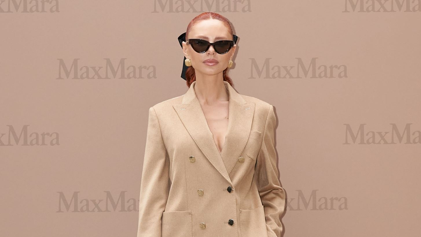 &#x397; &#x388;&#x3B2;&#x3B5;&#x3BB;&#x3C5;&#x3BD; &#x39A;&#x3B1;&#x3B6;&#x3B1;&#x3BD;&#x3C4;&#x3B6;&#x3CC;&#x3B3;&#x3BB;&#x3BF;&#x3C5; &#x3BC;&#x3B5; Max Mara &#x3BA;&#x3BF;&#x3C3;&#x3C4;&#x3BF;&#x3CD;&#x3BC;&#x3B9; &#x3C0;&#x3BF;&#x3C5; &#x3B5;&#x3AF;&#x3BD;&#x3B1;&#x3B9; &#x3B9;&#x3B4;&#x3B1;&#x3BD;&#x3B9;&#x3BA;&#x3CC; &#x3B3;&#x3B9;&#x3B1; &#x3C4;&#x3BF; &#x3C6;&#x3B8;&#x3B9;&#x3BD;&#x3CC;&#x3C0;&#x3C9;&#x3C1;&#x3BF;