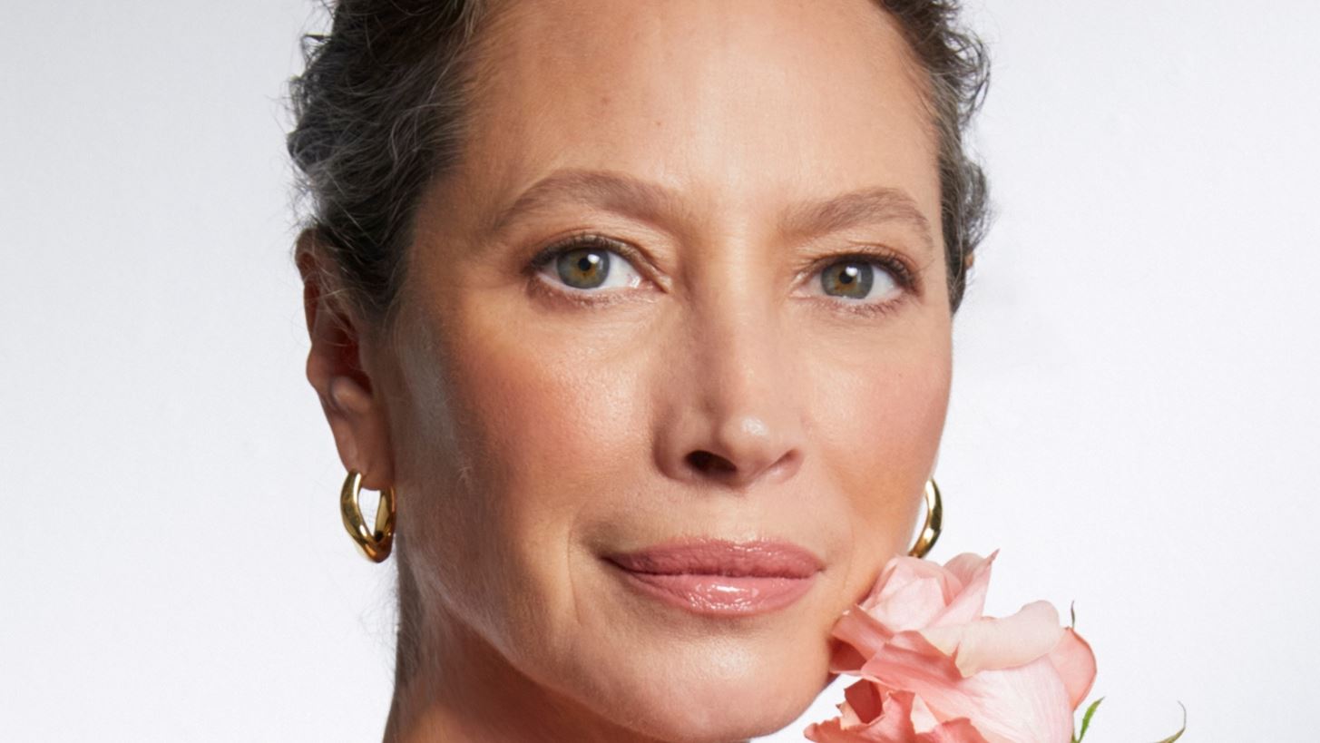 Πώς η Christy Turlington επαναπροσδιορίζει την ομορφιά στα 57 της σε μια εμβληματική συνεργασία με τη Lancôme