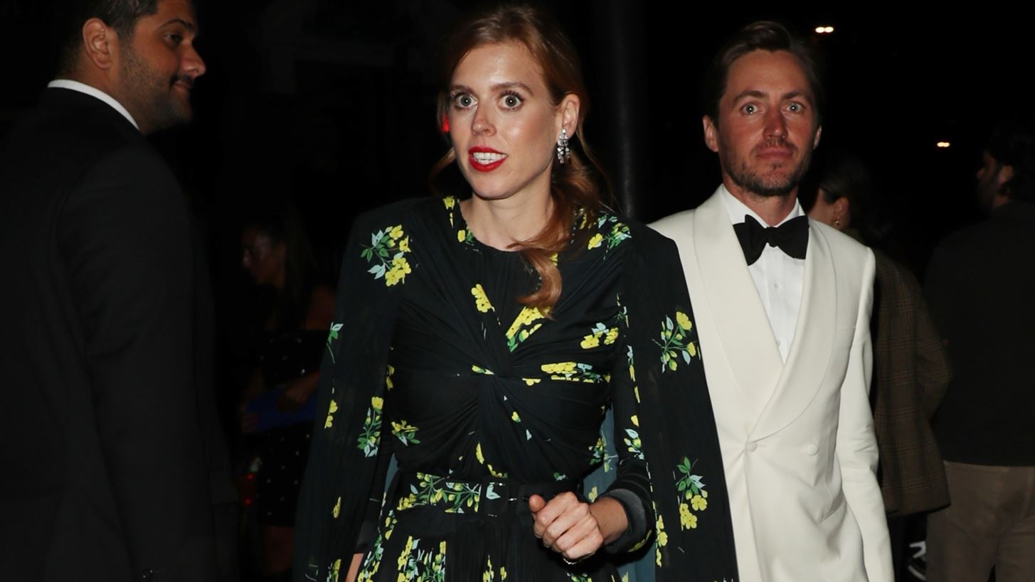 &#x3A4;&#x3BF; total Zara look &#x3C4;&#x3B7;&#x3C2; &#x3C0;&#x3C1;&#x3B9;&#x3B3;&#x3BA;&#x3AF;&#x3C0;&#x3B9;&#x3C3;&#x3C3;&#x3B1;&#x3C2; Beatrice &#x3C0;&#x3BF;&#x3C5; &#x3B5;&#x3AF;&#x3BD;&#x3B1;&#x3B9; &#x3B9;&#x3B4;&#x3B1;&#x3BD;&#x3B9;&#x3BA;&#x3CC; &#x3B3;&#x3B9;&#x3B1; casual chic &#x3B5;&#x3BC;&#x3C6;&#x3B1;&#x3BD;&#x3AF;&#x3C3;&#x3B5;&#x3B9;&#x3C2;