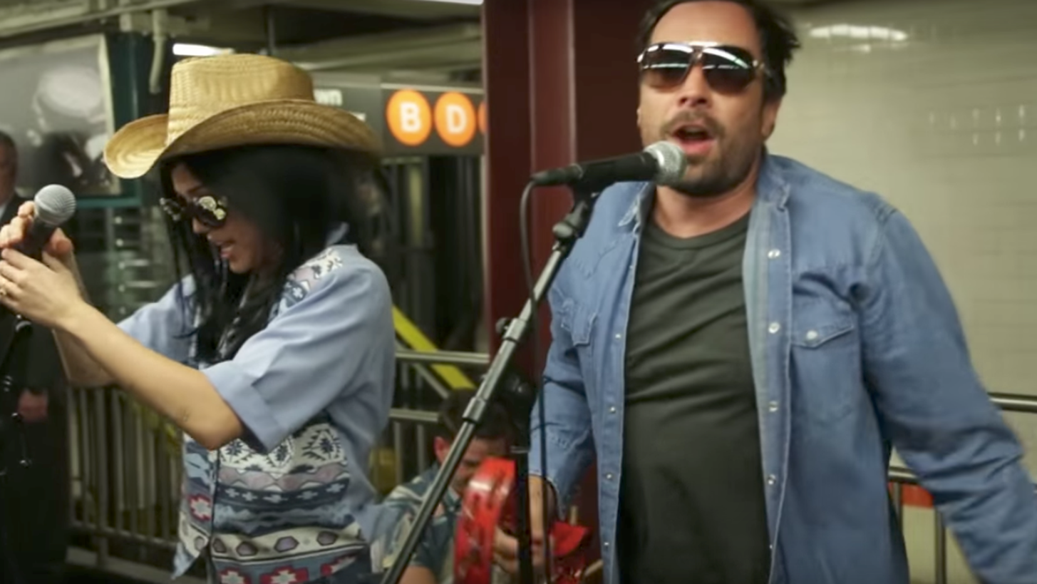 &#x397; Miley Cyrus &#x3BA;&#x3B1;&#x3B9; &#x3BF; Jimmy Fallon &#x3C4;&#x3C1;&#x3B1;&#x3B3;&#x3BF;&#x3C5;&#x3B4;&#x3BF;&#x3CD;&#x3BD; &#x3BC;&#x3B5;&#x3C4;&#x3B1;&#x3BC;&#x3C6;&#x3B9;&#x3B5;&#x3C3;&#x3BC;&#x3AD;&#x3BD;&#x3BF;&#x3B9; &#x3C3;&#x3C4;&#x3BF; &#x3BC;&#x3B5;&#x3C4;&#x3C1;&#x3CC; &#x3C4;&#x3B7;&#x3C2; &#x39D;&#x3AD;&#x3B1;&#x3C2; &#x3A5;&#x3CC;&#x3C1;&#x3BA;&#x3B7;&#x3C2;