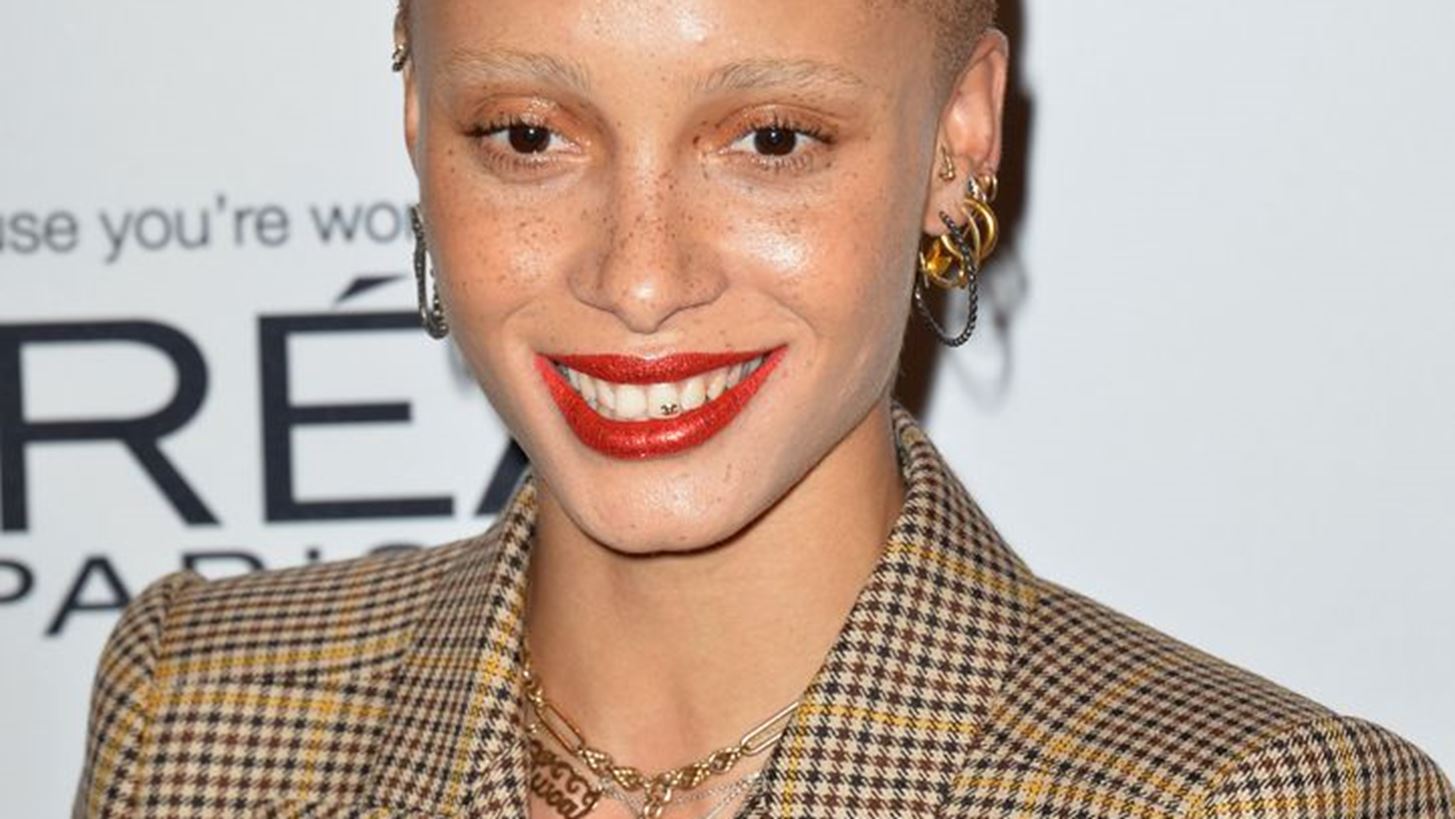 Adwoa Aboah &#x3BA;&#x3B1;&#x3B9; Juergen Teller &#x3C3;&#x3C5;&#x3BD;&#x3B5;&#x3C1;&#x3B3;&#x3AC;&#x3B6;&#x3BF;&#x3BD;&#x3C4;&#x3B1;&#x3B9; &#x3B3;&#x3B9;&#x3B1; &#x3C4;&#x3B7; &#x3BD;&#x3AD;&#x3B1; &#x3BA;&#x3B1;&#x3BC;&#x3C0;&#x3AC;&#x3BD;&#x3B9;&#x3B1; &#x3C4;&#x3BF;&#x3C5; &#x3BF;&#x3AF;&#x3BA;&#x3BF;&#x3C5; Burberry