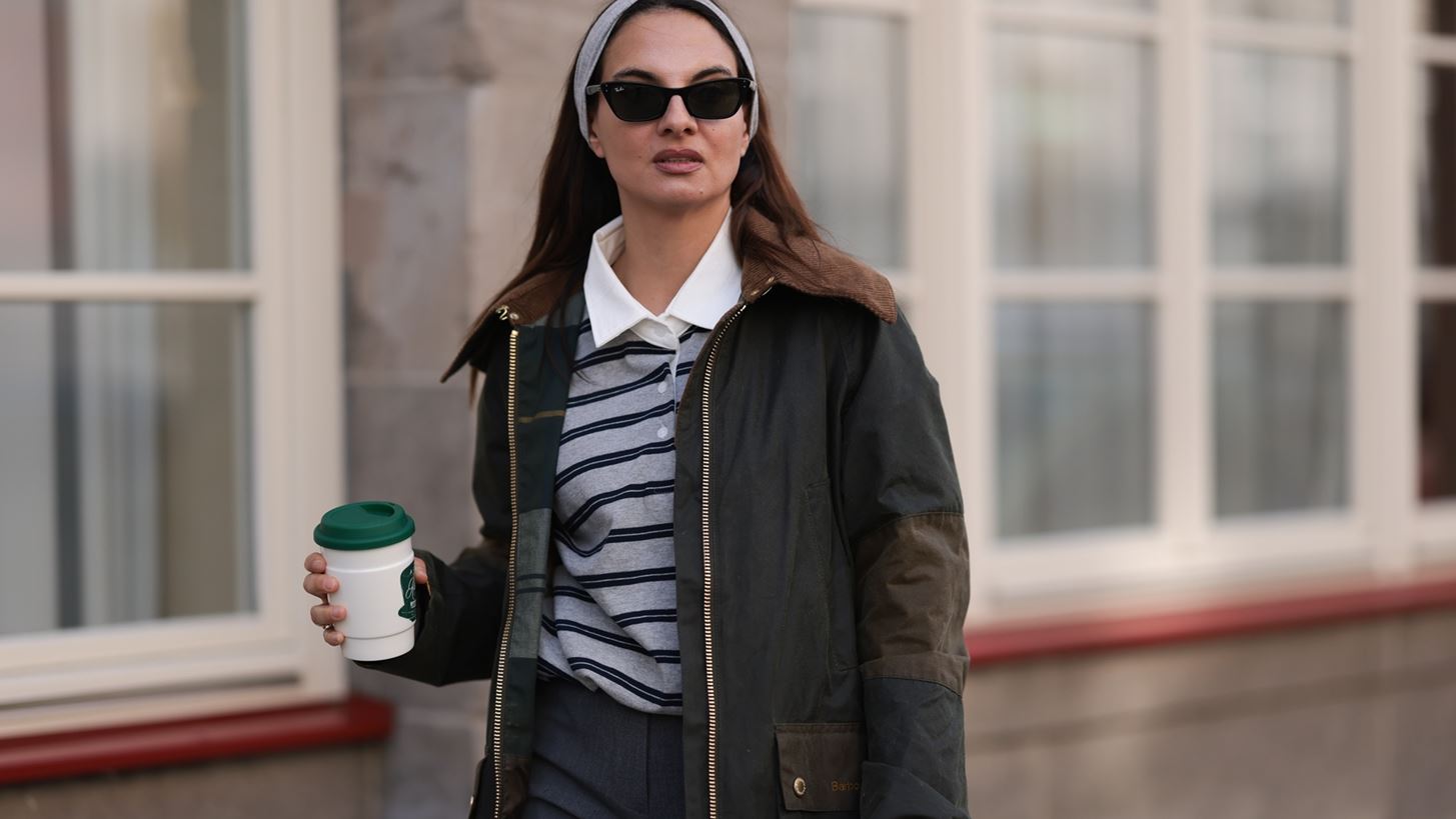 Το κερωμένο τζάκετ από τη Massimo Dutti που ταιριάζει τέλεια με τα τζιν σου