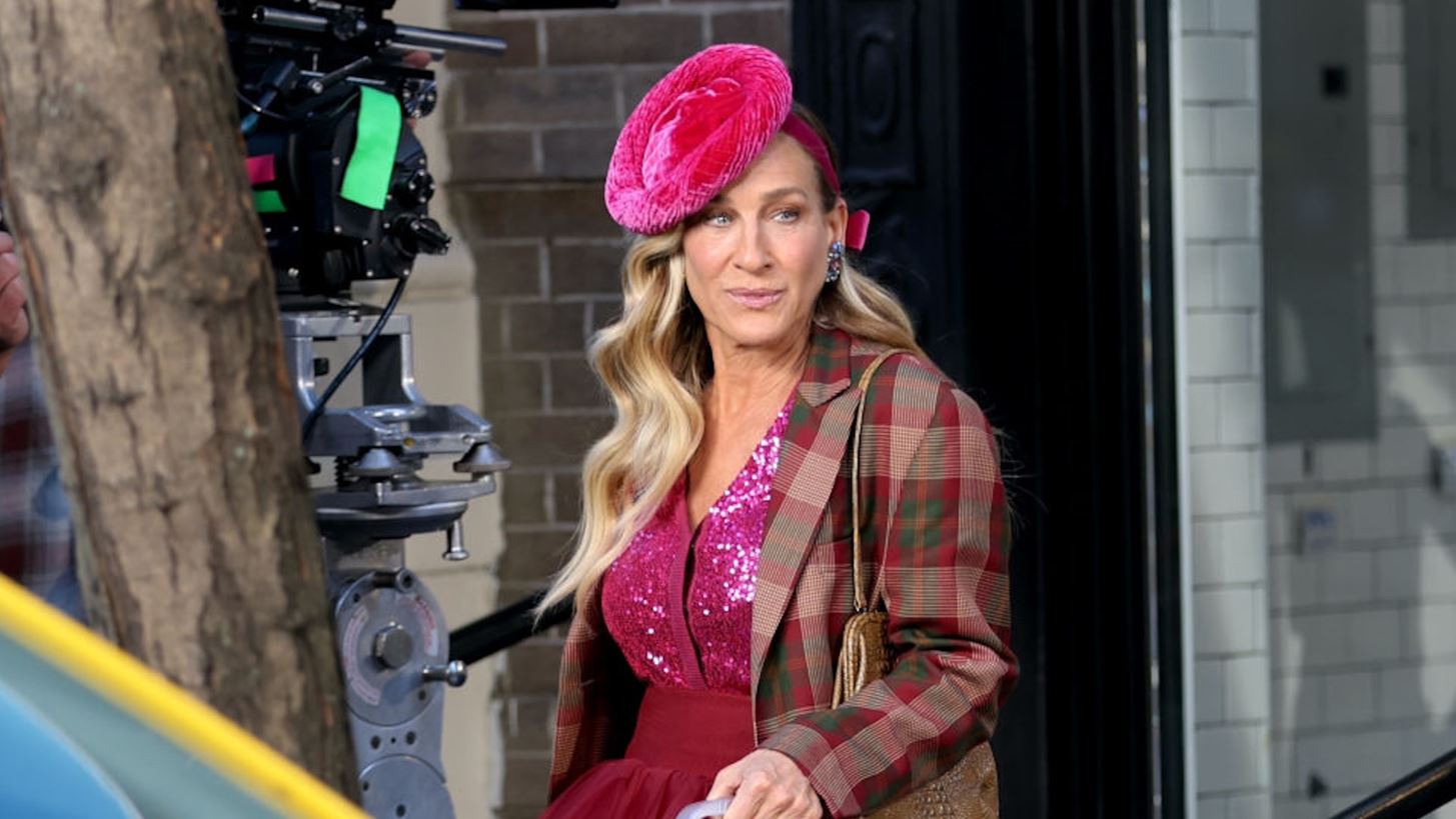 &#x39F; &#x3C6;&#x3CC;&#x3C1;&#x3BF;&#x3C2; &#x3C4;&#x3B9;&#x3BC;&#x3AE;&#x3C2; &#x3C4;&#x3B7;&#x3C2; Sarah Jessica Parker &#x3C3;&#x3C4;&#x3B7;&#x3BD; Carrie &#x3B1;&#x3C0;&#x3CC; &#x3C4;&#x3BF; Sex and the City &#x3C3;&#x3C4;&#x3B9;&#x3C2; &#x3C4;&#x3B5;&#x3BB;&#x3B5;&#x3C5;&#x3C4;&#x3B1;&#x3AF;&#x3B5;&#x3C2; &#x3C3;&#x3BA;&#x3B7;&#x3BD;&#x3AD;&#x3C2; &#x3C4;&#x3BF;&#x3C5; And Just Like That