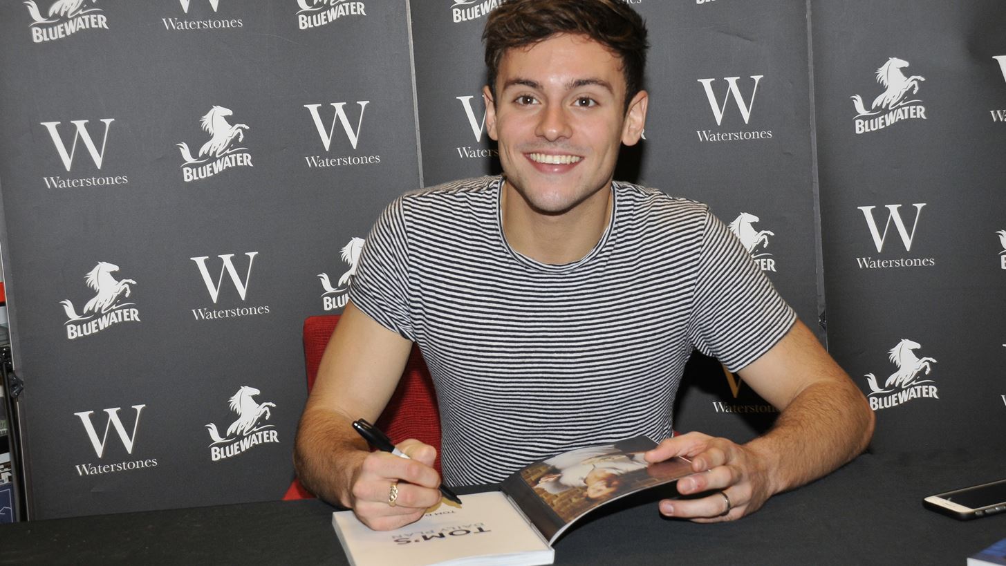 &#x39F; Tom Daley &#x3BB;&#x3B1;&#x3BD;&#x3C3;&#x3AC;&#x3C1;&#x3B5;&#x3B9; &#x3C3;&#x3B5;&#x3B9;&#x3C1;&#x3AC; &#x3C0;&#x3BB;&#x3B5;&#x3BA;&#x3C4;&#x3CE;&#x3BD; &#x3C1;&#x3BF;&#x3CD;&#x3C7;&#x3C9;&#x3BD; &#x3BC;&#x3B5;&#x3C4;&#x3AC; &#x3C4;&#x3BF; viral &#x3B2;&#x3AF;&#x3BD;&#x3C4;&#x3B5;&#x3BF; &#x3C3;&#x3C4;&#x3BF;&#x3C5;&#x3C2; &#x39F;&#x3BB;&#x3C5;&#x3BC;&#x3C0;&#x3B9;&#x3B1;&#x3BA;&#x3BF;&#x3CD;&#x3C2; &#x391;&#x3B3;&#x3CE;&#x3BD;&#x3B5;&#x3C2;