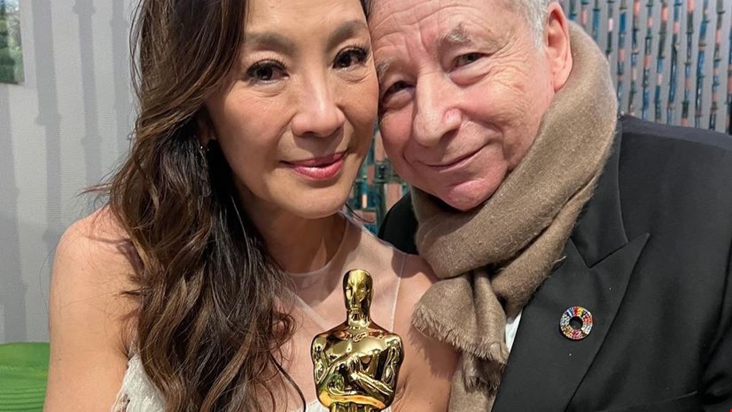 &#x3A4;&#x3B9; &#x3C3;&#x3C7;&#x3AD;&#x3C3;&#x3B7; &#x3AD;&#x3C7;&#x3B5;&#x3B9; &#x3B7; Michelle Yeoh &#x3BC;&#x3B5; &#x3C4;&#x3B1; &#x3B1;&#x3C5;&#x3C4;&#x3BF;&#x3BA;&#x3AF;&#x3BD;&#x3B7;&#x3C4;&#x3B1;;