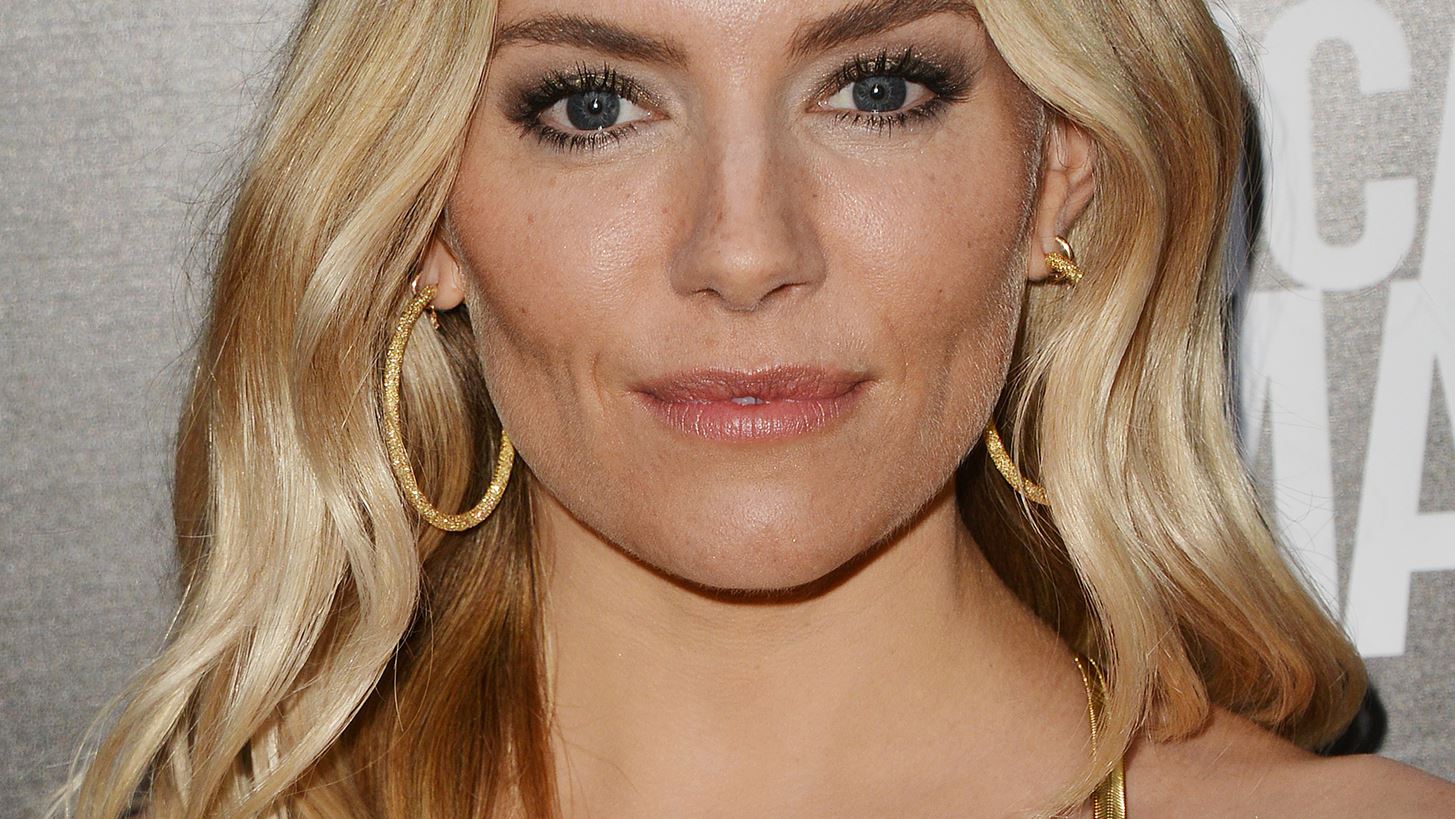 &#x397; Sienna Miller &#x3C6;&#x3CC;&#x3C1;&#x3B5;&#x3C3;&#x3B5; &#x3C4;&#x3B1; &#x3C0;&#x3B9;&#x3BF; stylish party shoes &#x3C4;&#x3BF;&#x3C5; &#x3BA;&#x3B1;&#x3BB;&#x3BF;&#x3BA;&#x3B1;&#x3B9;&#x3C1;&#x3B9;&#x3BF;&#x3CD;