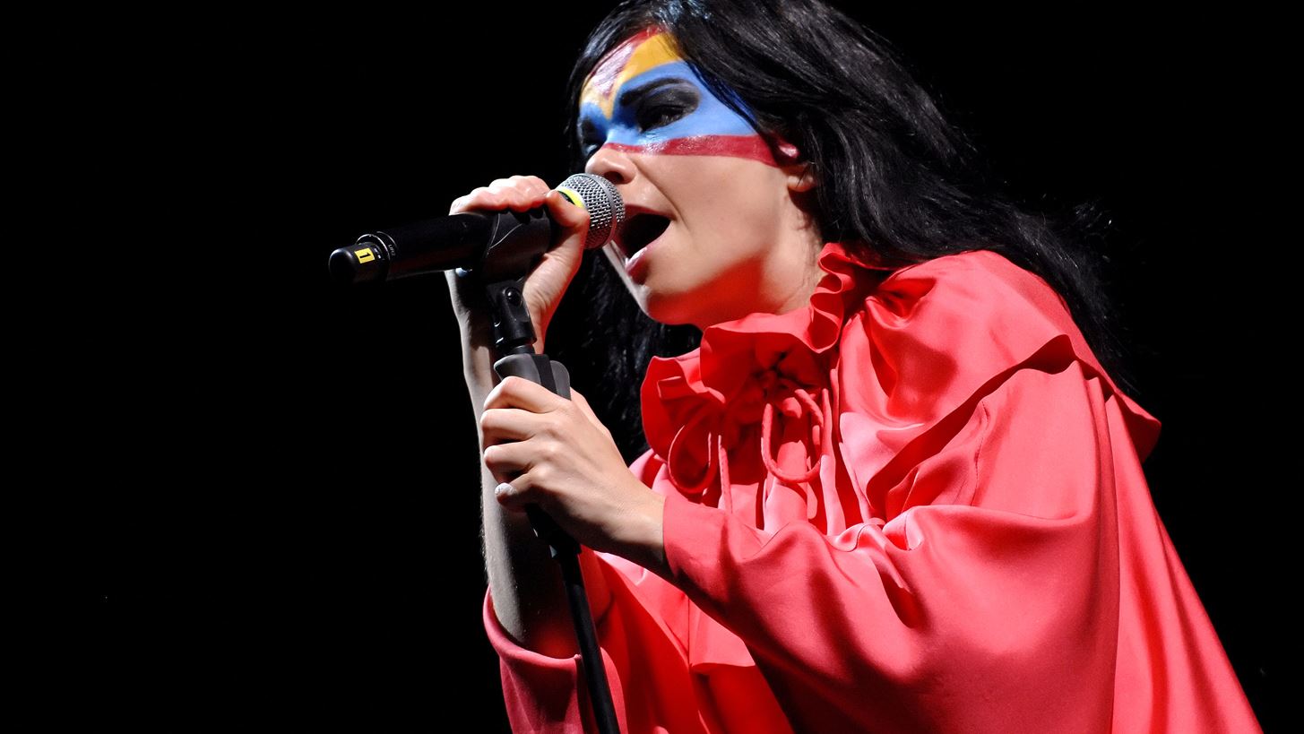 &#x397; Bj&#xF6;rk &#x3B8;&#x3B1; &#x3BA;&#x3C5;&#x3BA;&#x3BB;&#x3BF;&#x3C6;&#x3BF;&#x3C1;&#x3AE;&#x3C3;&#x3B5;&#x3B9; &#x3C4;&#x3BF;&#x3C5;&#x3C2; &#x3B4;&#x3AF;&#x3C3;&#x3BA;&#x3BF;&#x3C5;&#x3C2; &#x3C4;&#x3B7;&#x3C2; &#x3C3;&#x3B5; &#x3C7;&#x3C1;&#x3C9;&#x3BC;&#x3B1;&#x3C4;&#x3B9;&#x3C3;&#x3C4;&#x3AD;&#x3C2; &#x3BA;&#x3B1;&#x3C3;&#x3AD;&#x3C4;&#x3B5;&#x3C2;