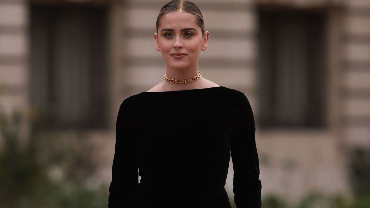 Το βελούδινο μαύρο φόρεμα από τη Massimo Dutti που θα βάλεις στον χριστουγεννιάτικο γάμο