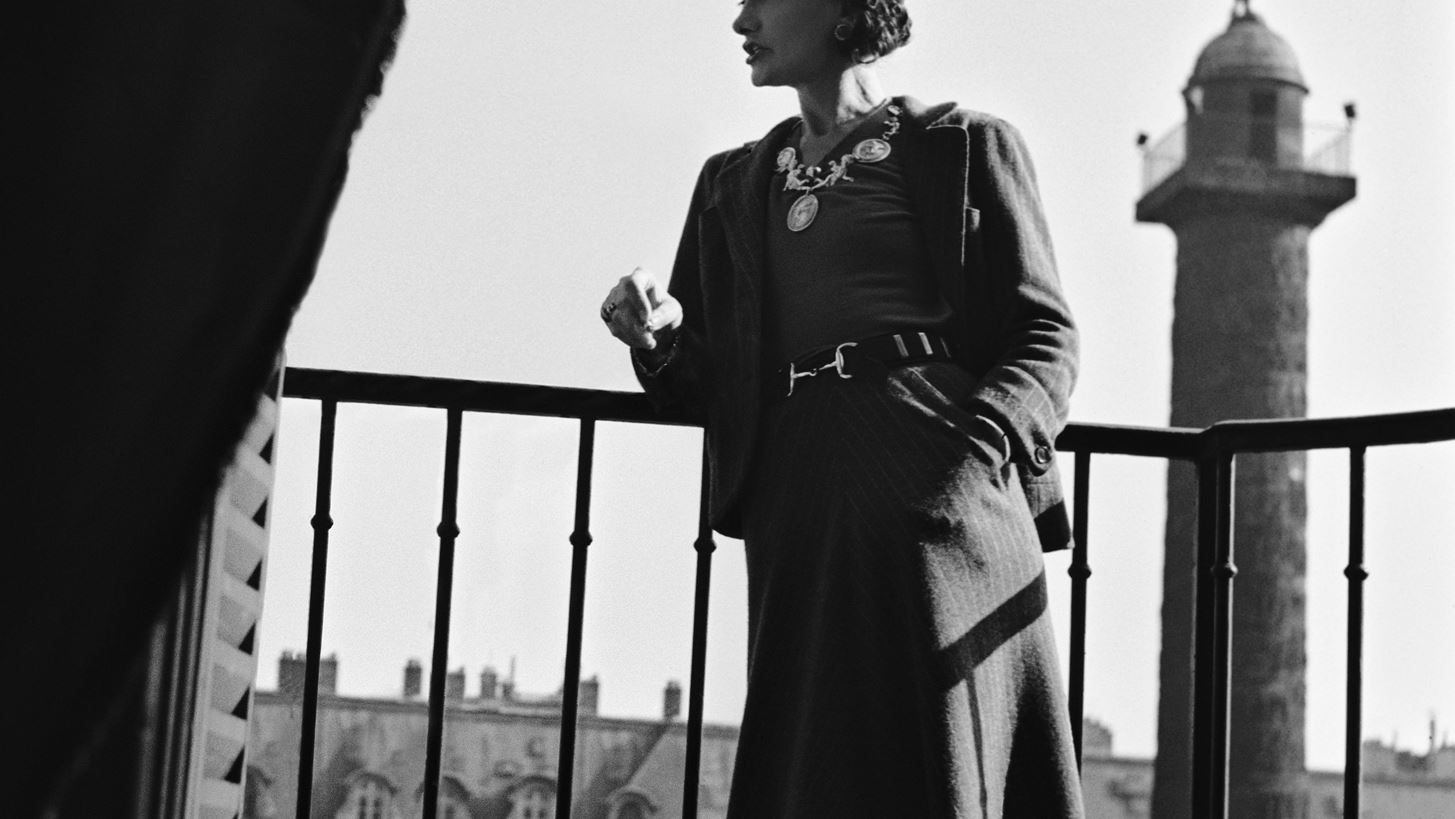&quot;Bijoux de Diamants&quot; | &#x397; iconic &#x3C3;&#x3C5;&#x3BB;&#x3BB;&#x3BF;&#x3B3;&#x3AE; &#x3BA;&#x3BF;&#x3C3;&#x3BC;&#x3B7;&#x3BC;&#x3AC;&#x3C4;&#x3C9;&#x3BD; &#x3C4;&#x3B7;&#x3C2; Coco Chanel &#x3B3;&#x3B9;&#x3BF;&#x3C1;&#x3C4;&#x3AC;&#x3B6;&#x3B5;&#x3B9; &#x3C4;&#x3B7;&#x3BD; 90&#x3AE; &#x3B5;&#x3C0;&#x3AD;&#x3C4;&#x3B5;&#x3B9;&#x3CC; &#x3C4;&#x3B7;&#x3C2;