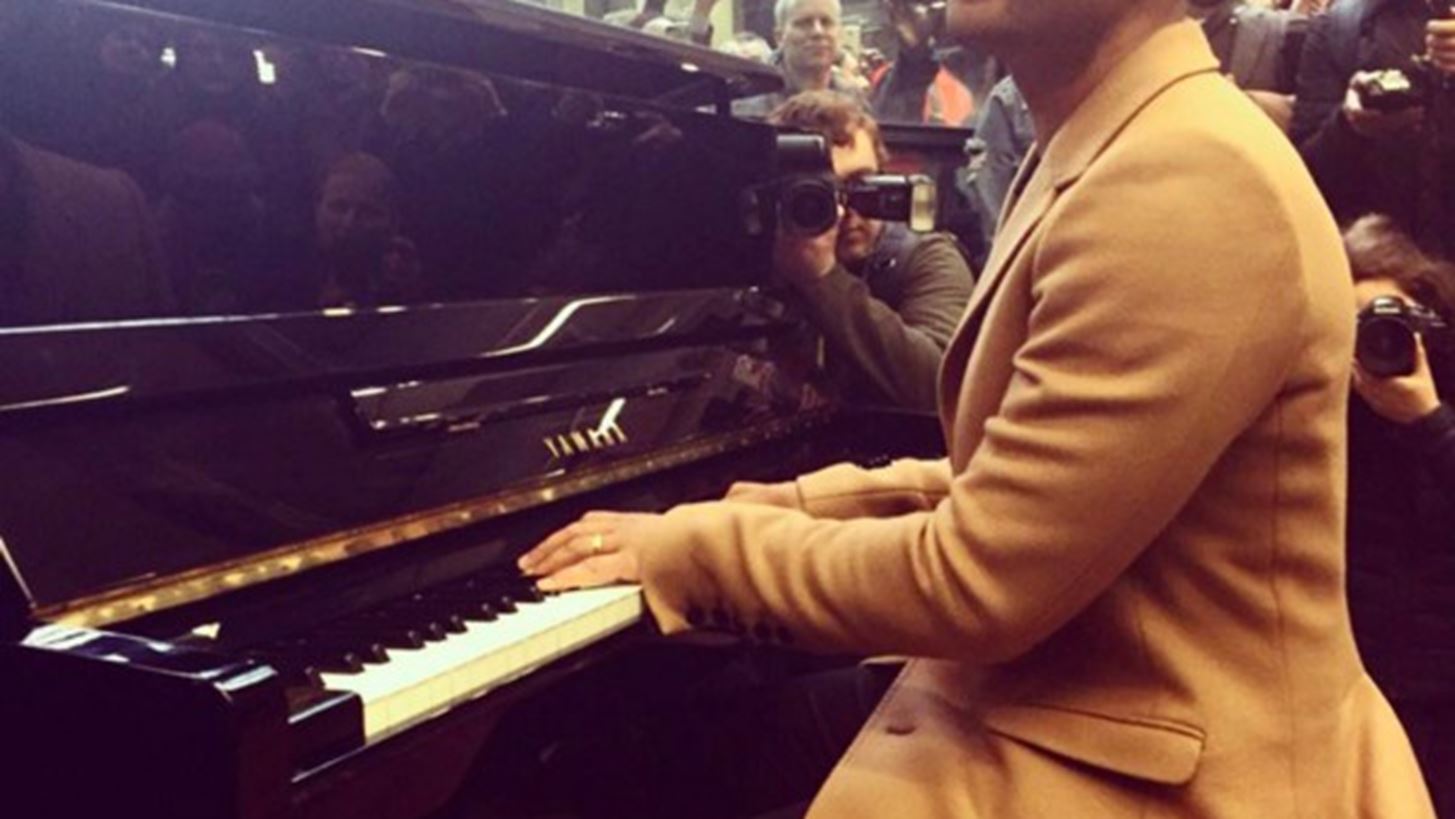 O John Legend &#x3C0;&#x3B1;&#x3AF;&#x3B6;&#x3B5;&#x3B9; &#x3C0;&#x3B9;&#x3AC;&#x3BD;&#x3BF; &#x3BA;&#x3B1;&#x3B9; &#x3C4;&#x3C1;&#x3B1;&#x3B3;&#x3BF;&#x3C5;&#x3B4;&#x3AC; &#x3C3;&#x3C4;&#x3BF; &#x3BC;&#x3B5;&#x3C4;&#x3C1;&#x3CC; &#x3C4;&#x3BF;&#x3C5; &#x39B;&#x3BF;&#x3BD;&#x3B4;&#x3AF;&#x3BD;&#x3BF;&#x3C5;