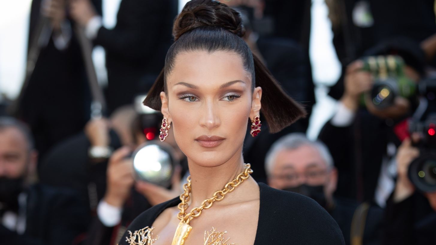 &#x397; Bella Hadid &#x3BC;&#x3B5; &#x3B4;&#x3AC;&#x3BA;&#x3C1;&#x3C5;&#x3B1; &#x3C3;&#x3C4;&#x3B1; &#x3BC;&#x3AC;&#x3C4;&#x3B9;&#x3B1; | &quot;&#x388;&#x3C4;&#x3C3;&#x3B9; &#x3B5;&#x3AF;&#x3BD;&#x3B1;&#x3B9; &#x3B7; &#x3BA;&#x3AC;&#x3B8;&#x3B5; &#x3BC;&#x3BF;&#x3C5; &#x3BC;&#x3AD;&#x3C1;&#x3B1; &#x3BA;&#x3B1;&#x3B9; &#x3BD;&#x3CD;&#x3C7;&#x3C4;&#x3B1; &#x3C4;&#x3B1; &#x3C4;&#x3B5;&#x3BB;&#x3B5;&#x3C5;&#x3C4;&#x3B1;&#x3AF;&#x3B1; &#x3C7;&#x3C1;&#x3CC;&#x3BD;&#x3B9;&#x3B1;&quot;