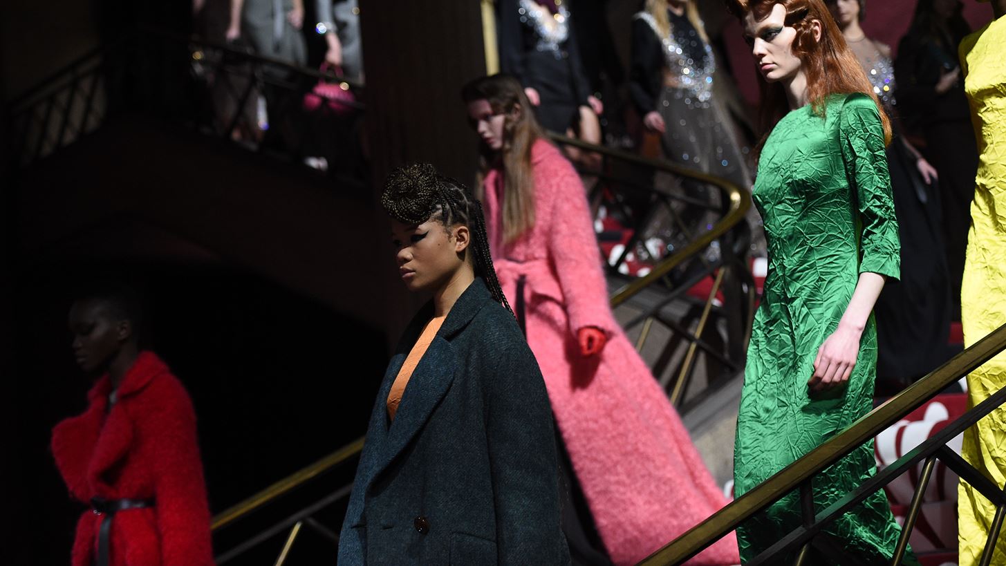 &#x397; Miuccia Prada &#x3B1;&#x3C0;&#x3BF;&#x3B8;&#x3AD;&#x3C9;&#x3C3;&#x3B5; &#x3C4;&#x3BF;&#x3BD; &#x3C1;&#x3BF;&#x3BC;&#x3B1;&#x3BD;&#x3C4;&#x3B9;&#x3C3;&#x3BC;&#x3CC; &#x3BA;&#x3B1;&#x3B9; &#x3C4;&#x3B7; &#x3B8;&#x3B7;&#x3BB;&#x3C5;&#x3BA;&#x3CC;&#x3C4;&#x3B7;&#x3C4;&#x3B1;