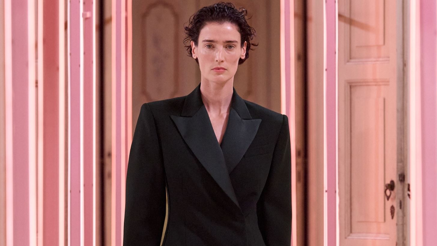 &#x3A0;&#x3CE;&#x3C2; &#x3B7; Elisabetta Franchi &#x3B5;&#x3C0;&#x3B1;&#x3BD;&#x3B1;&#x3C0;&#x3C1;&#x3BF;&#x3C3;&#x3B4;&#x3B9;&#x3BF;&#x3C1;&#x3AF;&#x3B6;&#x3B5;&#x3B9; &#x3B3;&#x3B9;&#x3B1; &#x3C4;&#x3B7;&#x3BD; &#x3BA;&#x3BF;&#x3BC;&#x3C8;&#x3CC;&#x3C4;&#x3B7;&#x3C4;&#x3B1; &#x3BC;&#x3AD;&#x3C3;&#x3B1; &#x3B1;&#x3C0;&#x3CC; &#x3C4;&#x3B7;&#x3BD; SS26 &#x3C3;&#x3C5;&#x3BB;&#x3BB;&#x3BF;&#x3B3;&#x3AE;