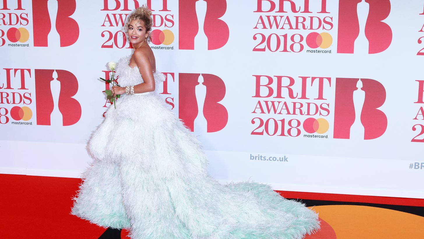 Brit Awards 2018 | &#x39F;&#x3B9; &#x3BB;&#x3B5;&#x3C0;&#x3C4;&#x3BF;&#x3BC;&#x3AD;&#x3C1;&#x3B5;&#x3B9;&#x3B5;&#x3C2; &#x3C0;&#x3BF;&#x3C5; &#x3BE;&#x3B5;&#x3C7;&#x3C9;&#x3C1;&#x3AF;&#x3C3;&#x3B1;&#x3BC;&#x3B5; &#x3C3;&#x3C4;&#x3BF; &#x3C6;&#x3B5;&#x3C4;&#x3B9;&#x3BD;&#x3CC; red carpet