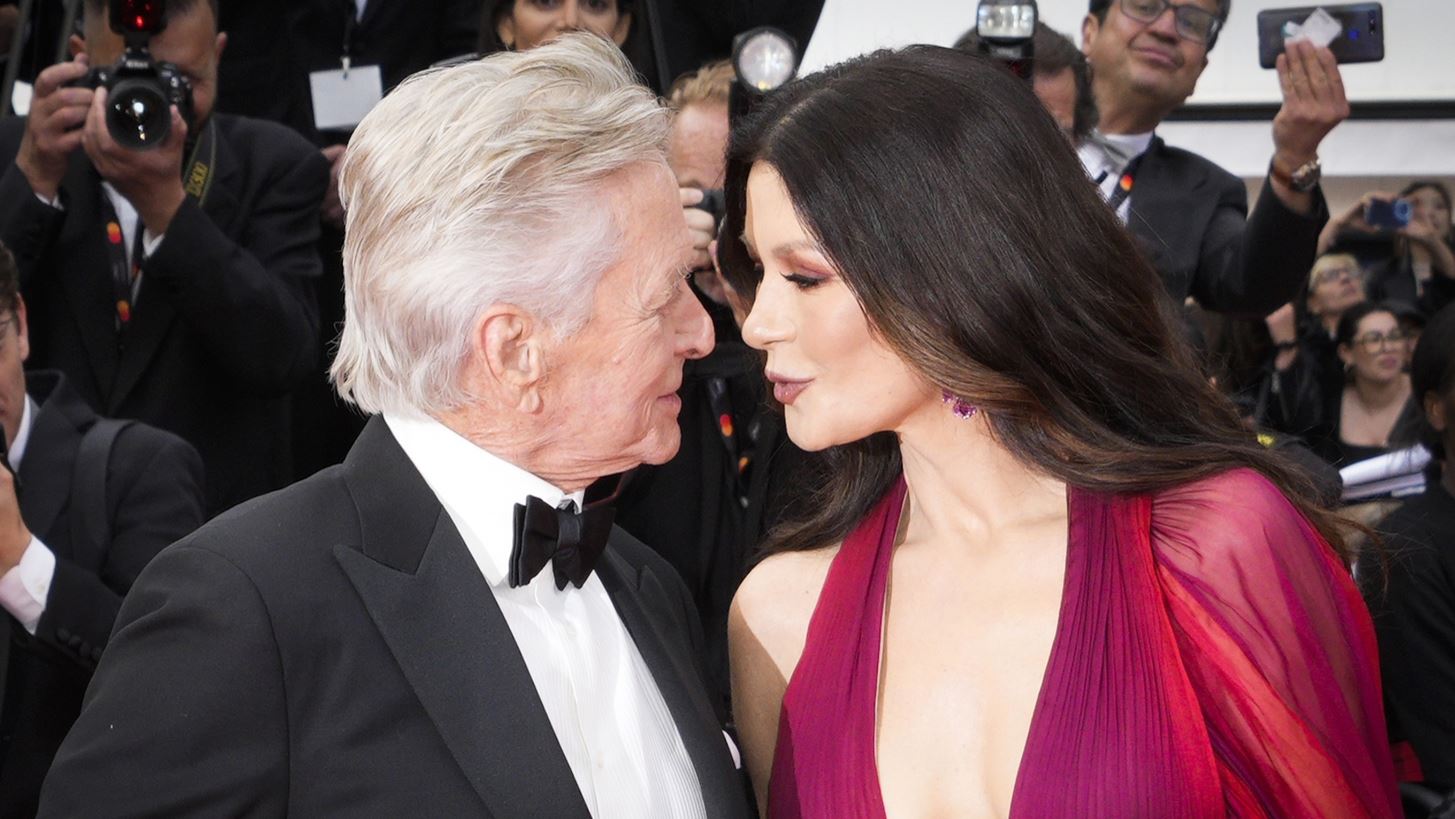 Michael Douglas &amp; Catherine Zeta Jones| &#x39C;&#x3B5; &#x3C0;&#x3BF;&#x3B9;&#x3BF;&#x3BD; &#x3BA;&#x3BF;&#x3C1;&#x3C5;&#x3C6;&#x3B1;&#x3AF;&#x3BF; super star &#x3B3;&#x3B9;&#x3CC;&#x3C1;&#x3C4;&#x3B1;&#x3C3;&#x3B1;&#x3BD; &#x3C4;&#x3B1; &#x3B3;&#x3B5;&#x3BD;&#x3AD;&#x3B8;&#x3BB;&#x3B9;&#x3AC; &#x3C4;&#x3BF;&#x3C5;&#x3C2;