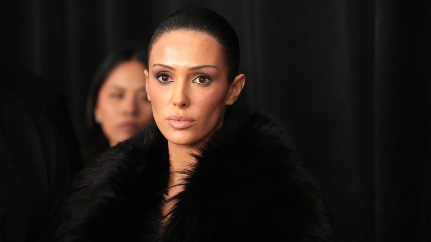 Bianca Censori | &#x397; &#x3B1;&#x3BD;&#x3C4;&#x3AF;&#x3B4;&#x3C1;&#x3B1;&#x3C3;&#x3B7; &#x3C4;&#x3B7;&#x3C2; &#x3BC;&#x3B7;&#x3C4;&#x3AD;&#x3C1;&#x3B1;&#x3C2; &#x3C4;&#x3B7;&#x3C2; &#x3CC;&#x3C4;&#x3B1;&#x3BD; &#x3C1;&#x3C9;&#x3C4;&#x3AE;&#x3B8;&#x3B7;&#x3BA;&#x3B5; &#x3B3;&#x3B9;&#x3B1; &#x3C4;&#x3B7; viral &#x3C3;&#x3C4;&#x3B9;&#x3B3;&#x3BC;&#x3AE; &#x3C4;&#x3B7;&#x3C2; &#x3C3;&#x3C4;&#x3B1; &#x3B2;&#x3C1;&#x3B1;&#x3B2;&#x3B5;&#x3AF;&#x3B1; Grammy